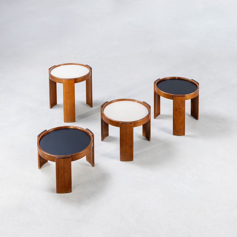 Quattro tavolini impilabili