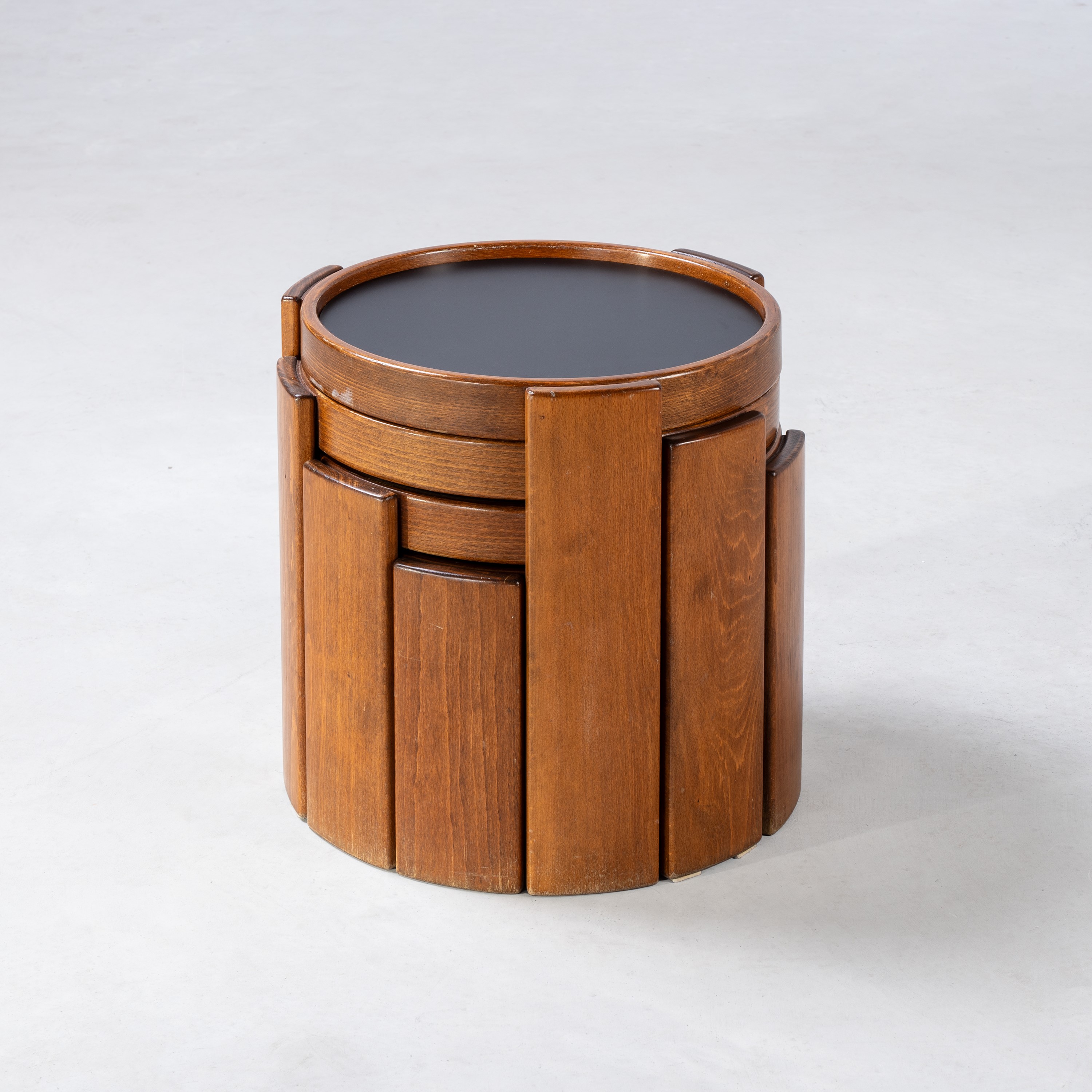 Quattro tavolini impilabili