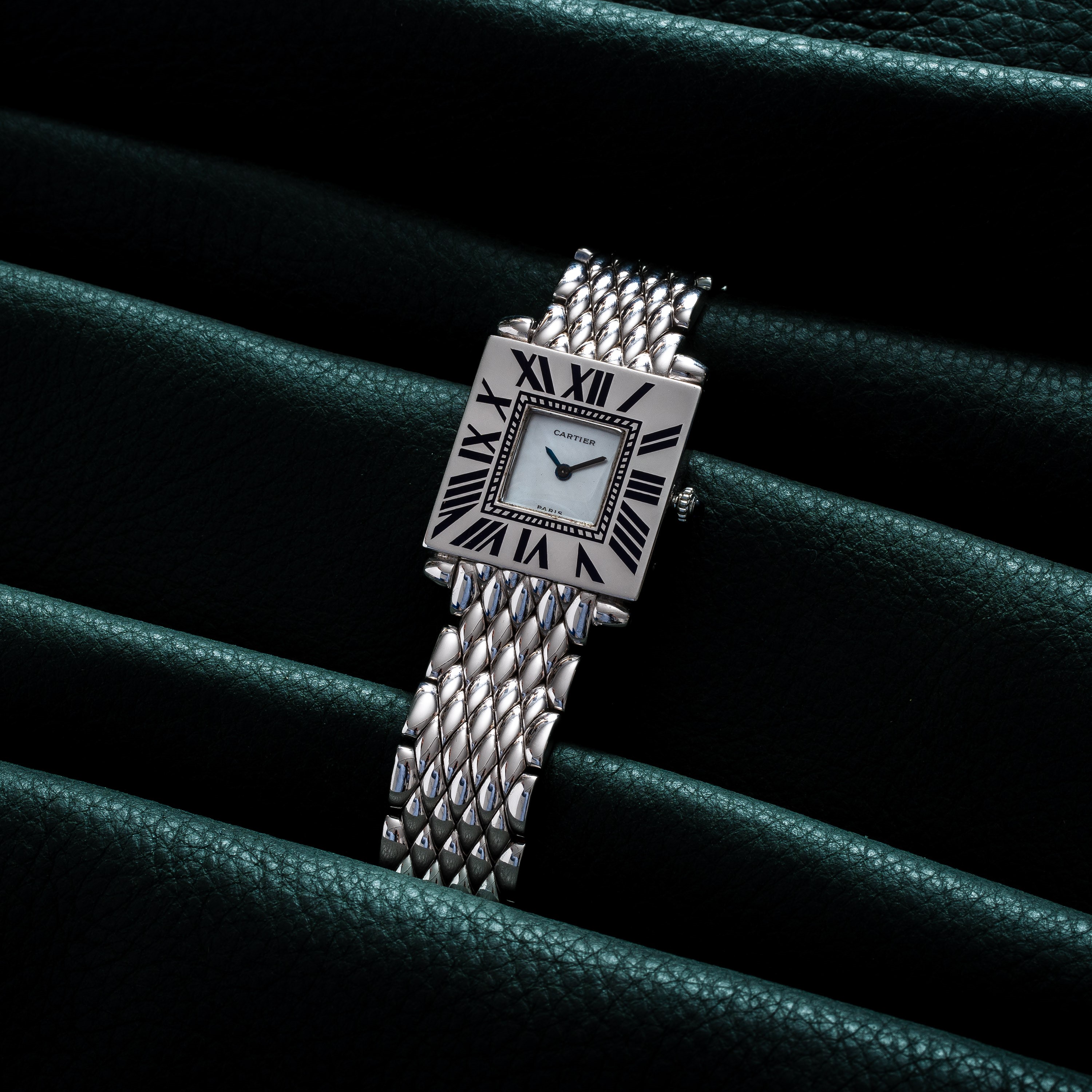 CARTIER - OBUSOROLOGIO SOLO TEMPO AL QUARZO IN ORO BIANCO 18KT CON QUADRANTE MADREPERLA.