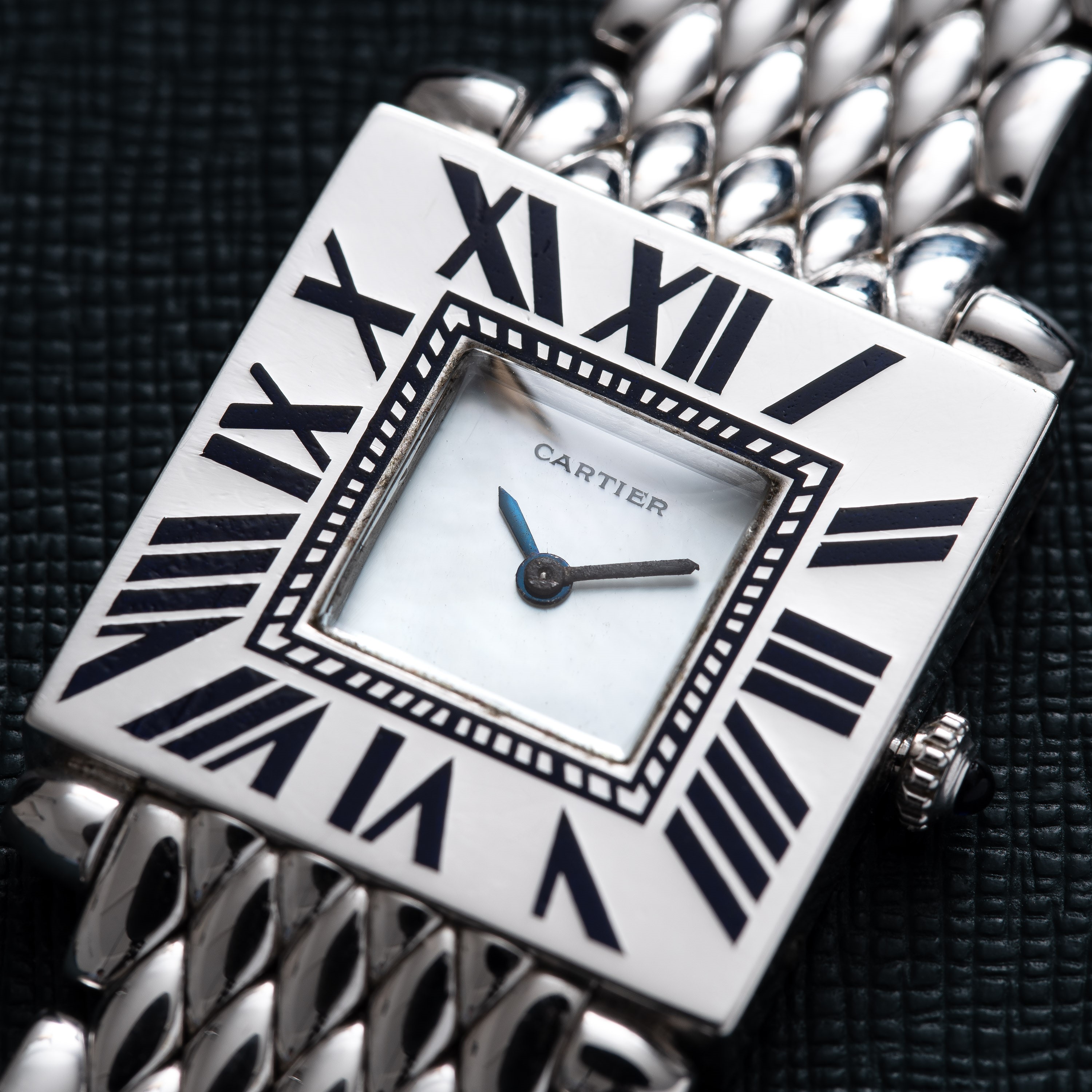 CARTIER - OBUSOROLOGIO SOLO TEMPO AL QUARZO IN ORO BIANCO 18KT CON QUADRANTE MADREPERLA.