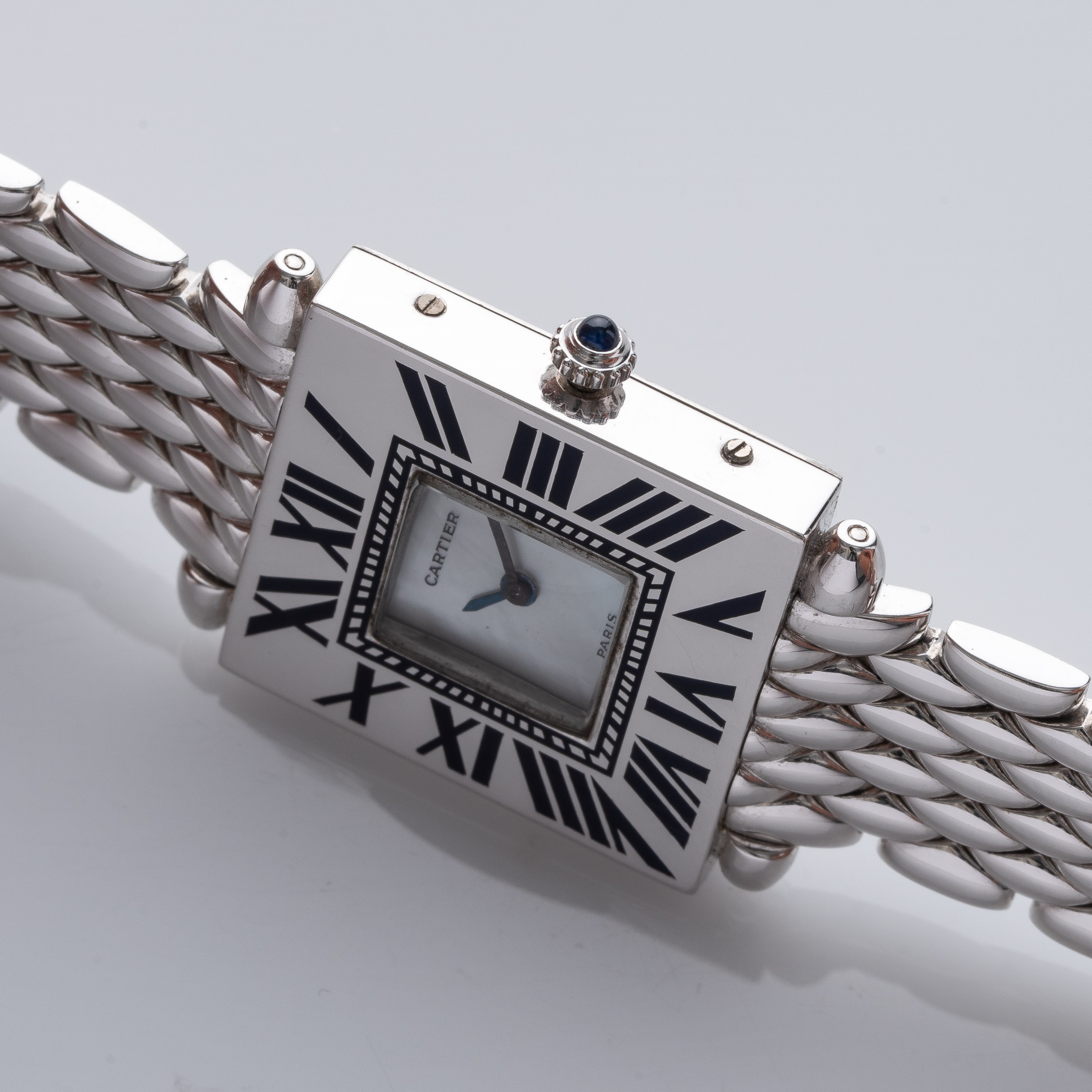 CARTIER - OBUSOROLOGIO SOLO TEMPO AL QUARZO IN ORO BIANCO 18KT CON QUADRANTE MADREPERLA.