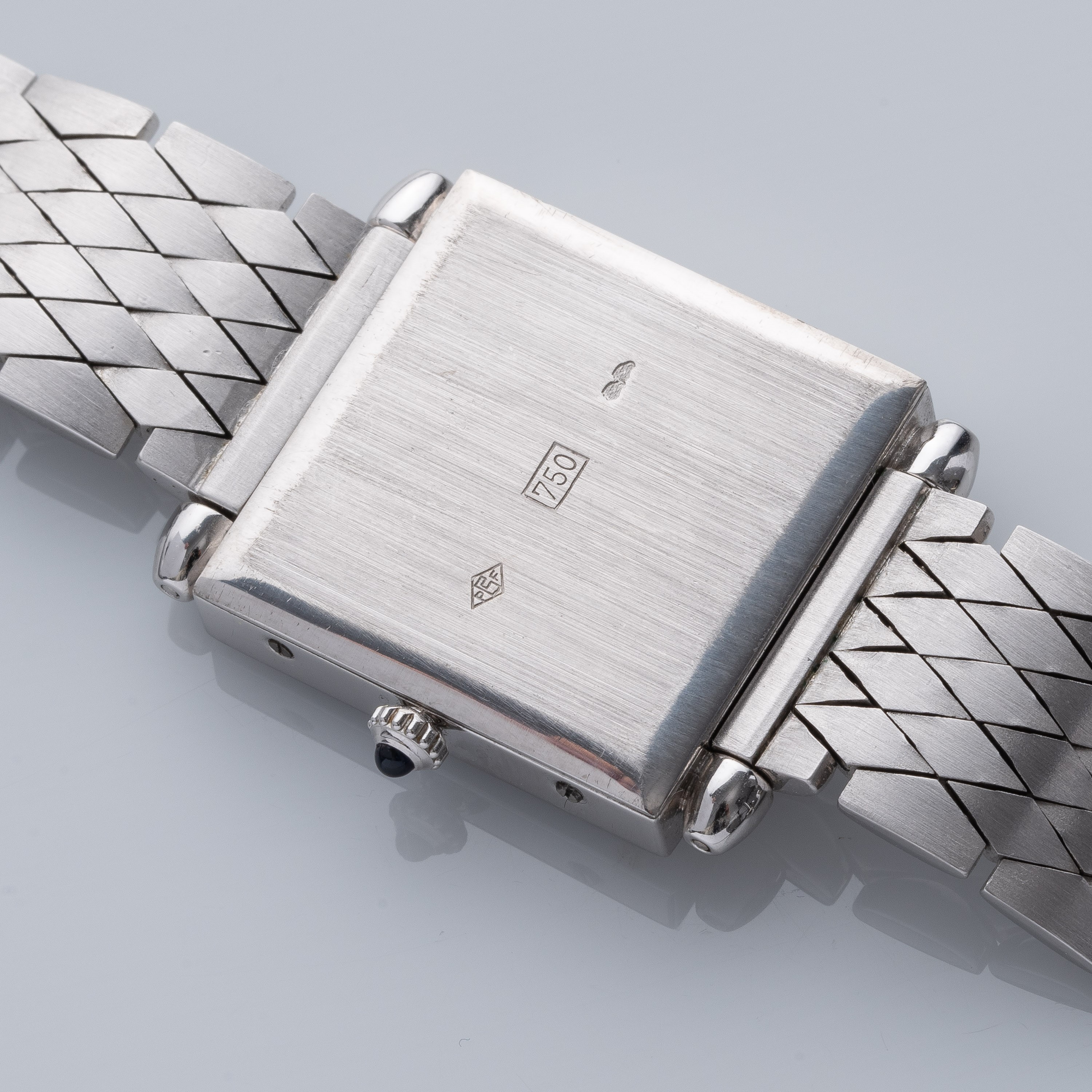 CARTIER - OBUSOROLOGIO SOLO TEMPO AL QUARZO IN ORO BIANCO 18KT CON QUADRANTE MADREPERLA.