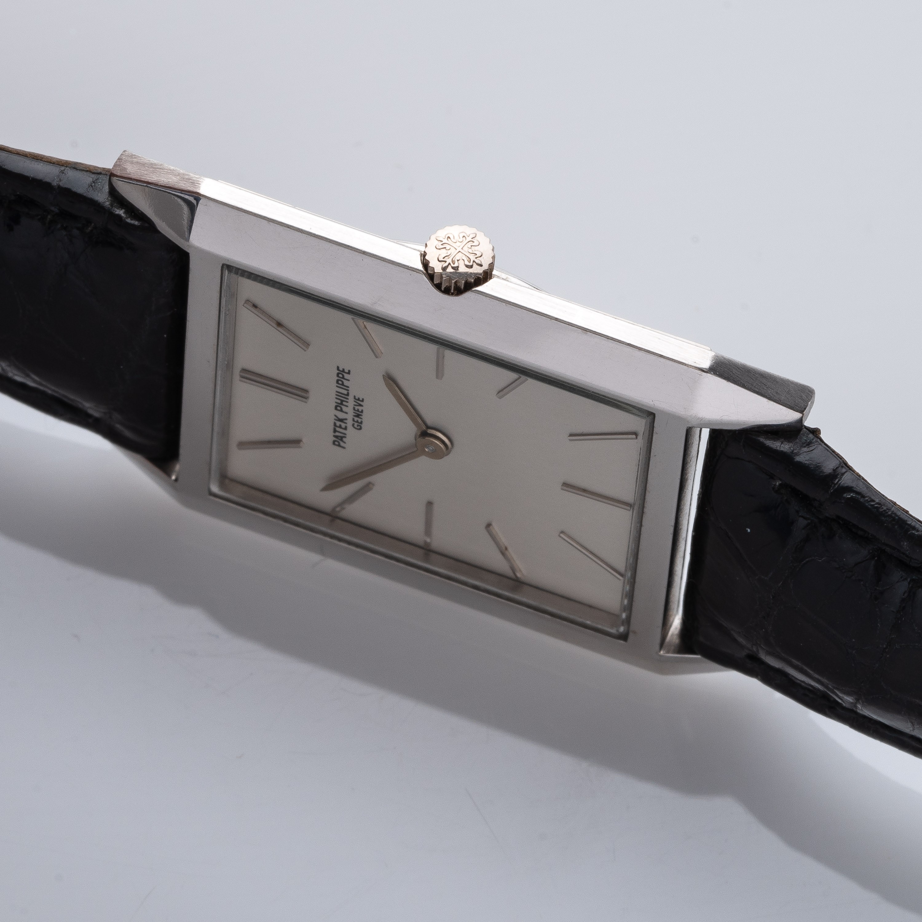 PATEK PHILIPPE - TANKOROLOGIO A CARICA MANUALE IN ORO BIANCO 18KT CON ESTRATTO D'ARCHIVIO.