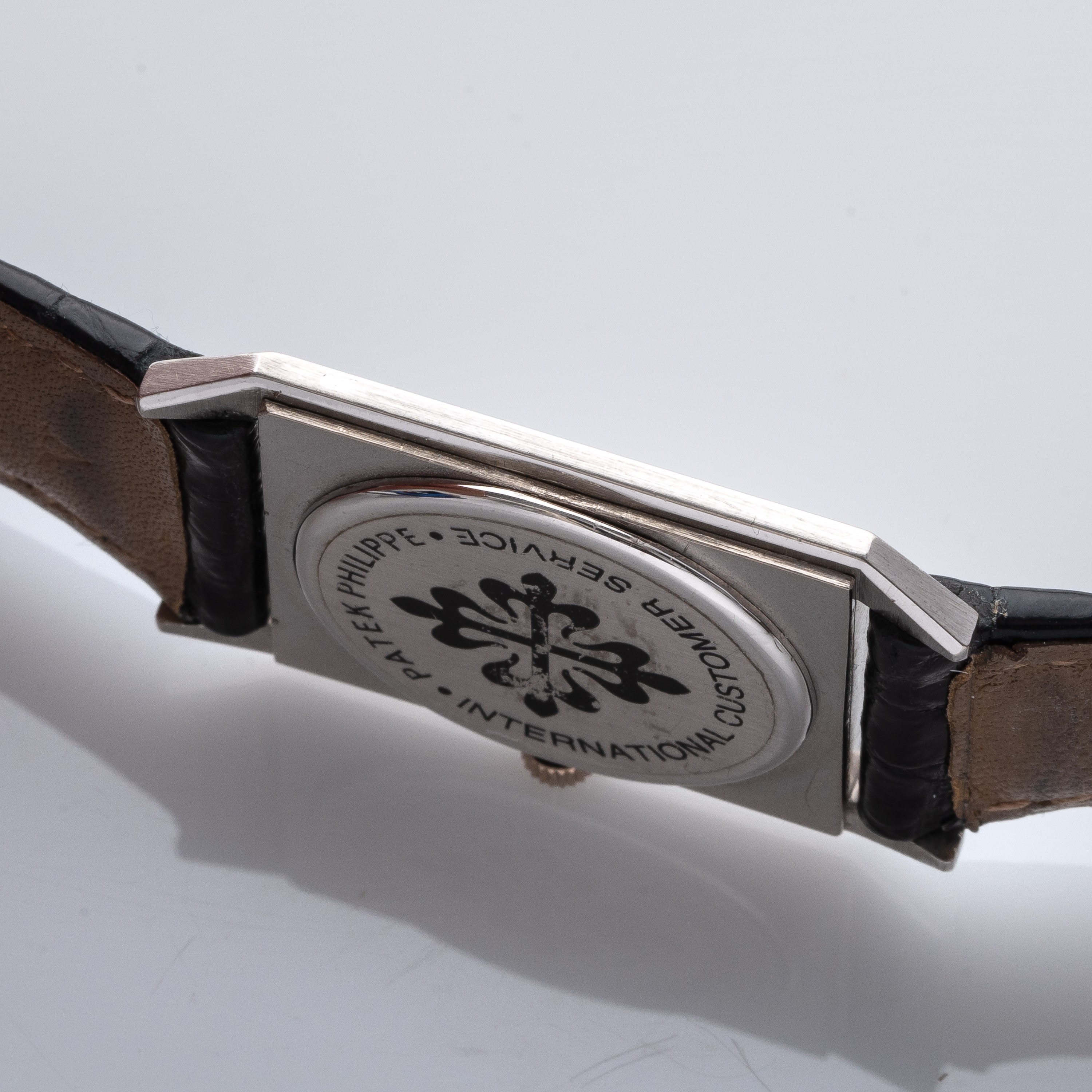 PATEK PHILIPPE - TANKOROLOGIO A CARICA MANUALE IN ORO BIANCO 18KT CON ESTRATTO D'ARCHIVIO.