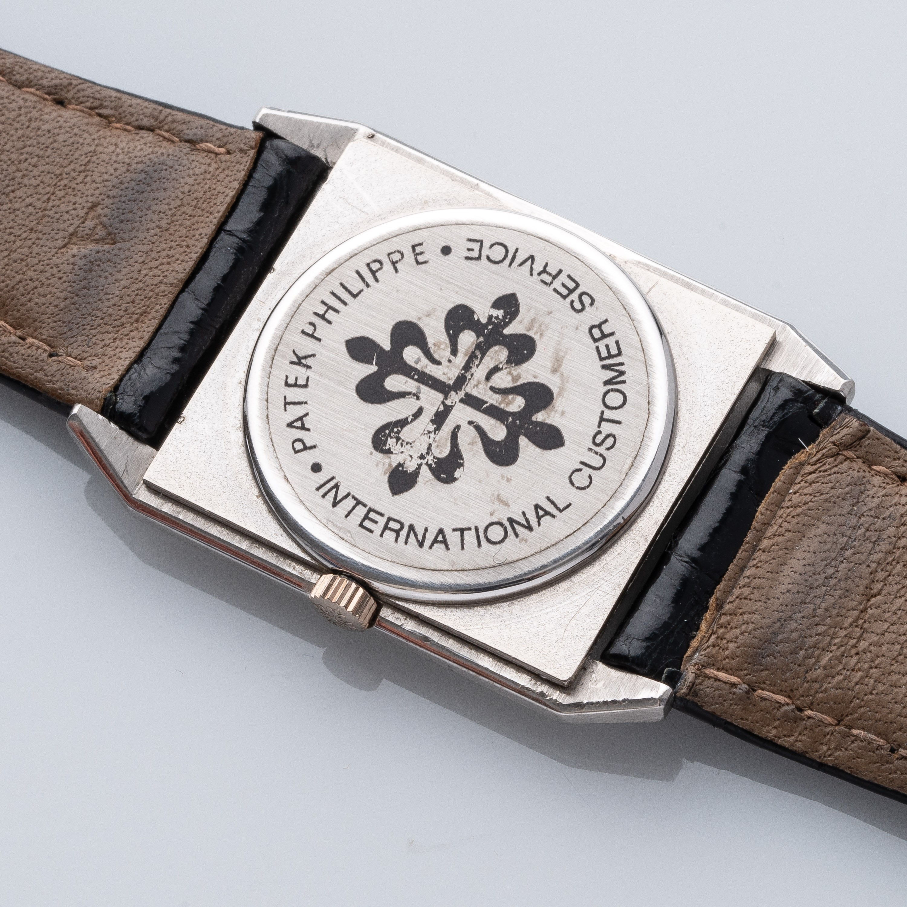 PATEK PHILIPPE - TANKOROLOGIO A CARICA MANUALE IN ORO BIANCO 18KT CON ESTRATTO D'ARCHIVIO.