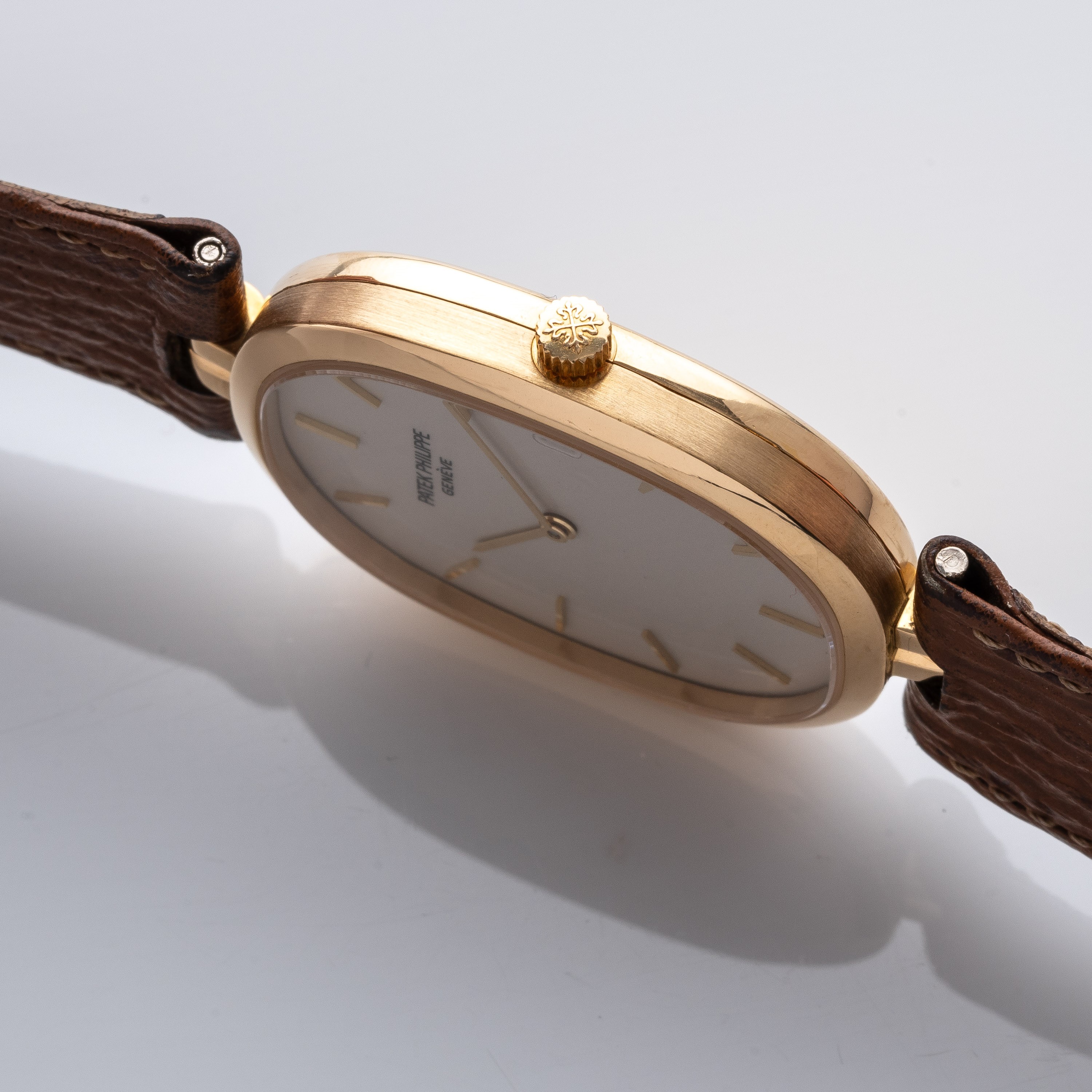 PATEK PHILIPPE - ELLIPSEOROLOGIO SOLO TEMPO AL QUARZO IN ORO GIALLO 18KT CON DATARIO AD ORE TRE.