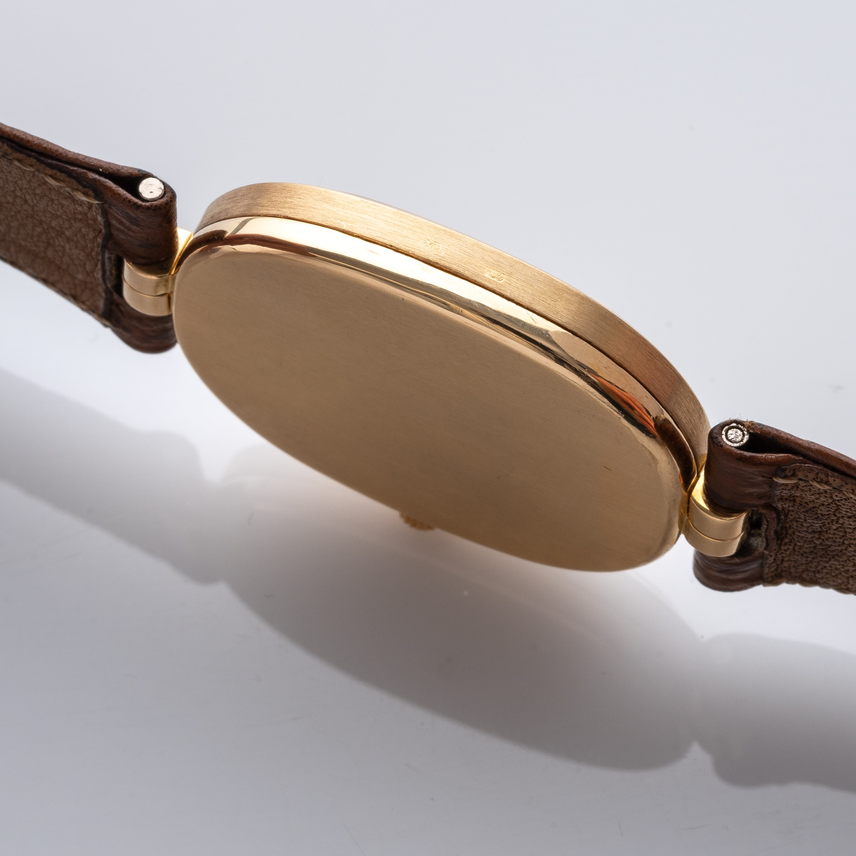 PATEK PHILIPPE - ELLIPSEOROLOGIO SOLO TEMPO AL QUARZO IN ORO GIALLO 18KT CON DATARIO AD ORE TRE.