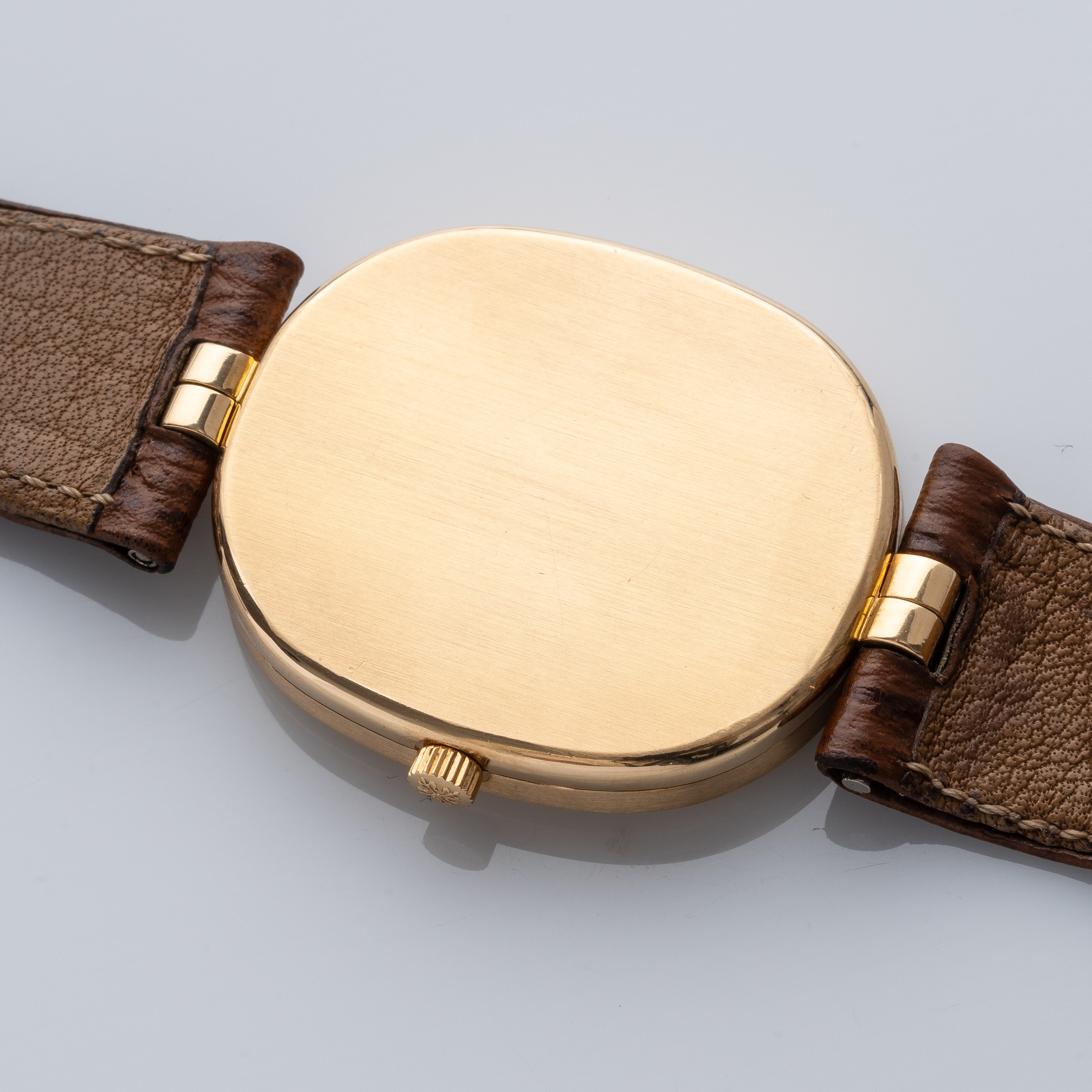 PATEK PHILIPPE - ELLIPSEOROLOGIO SOLO TEMPO AL QUARZO IN ORO GIALLO 18KT CON DATARIO AD ORE TRE.