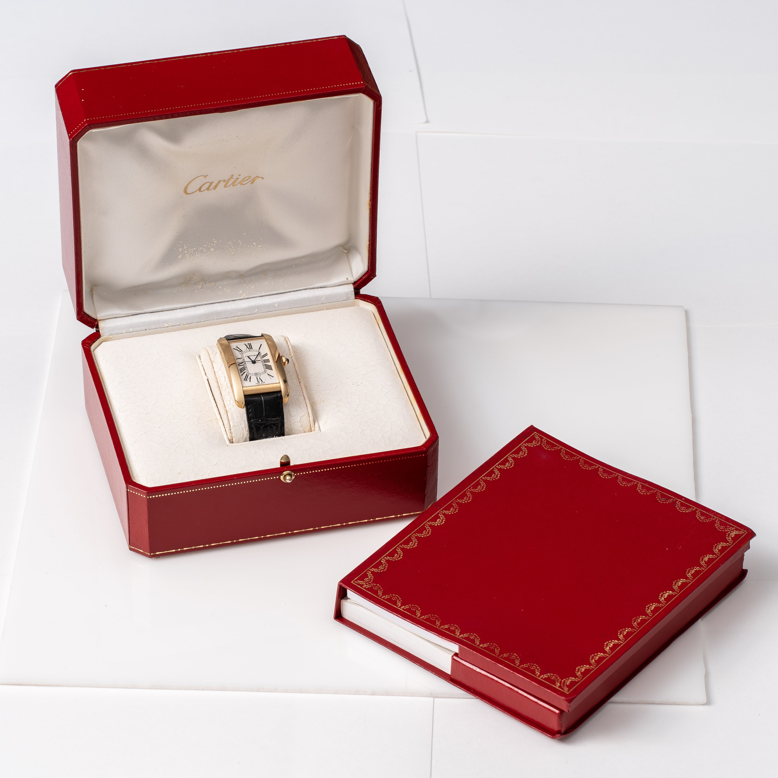 CARTIER - TANK AMERICAINEOROLOGIO A CARICA AUTOMATICA IN ORO GIALLO 18KT, QUADRANTE BIANCO E DATA...