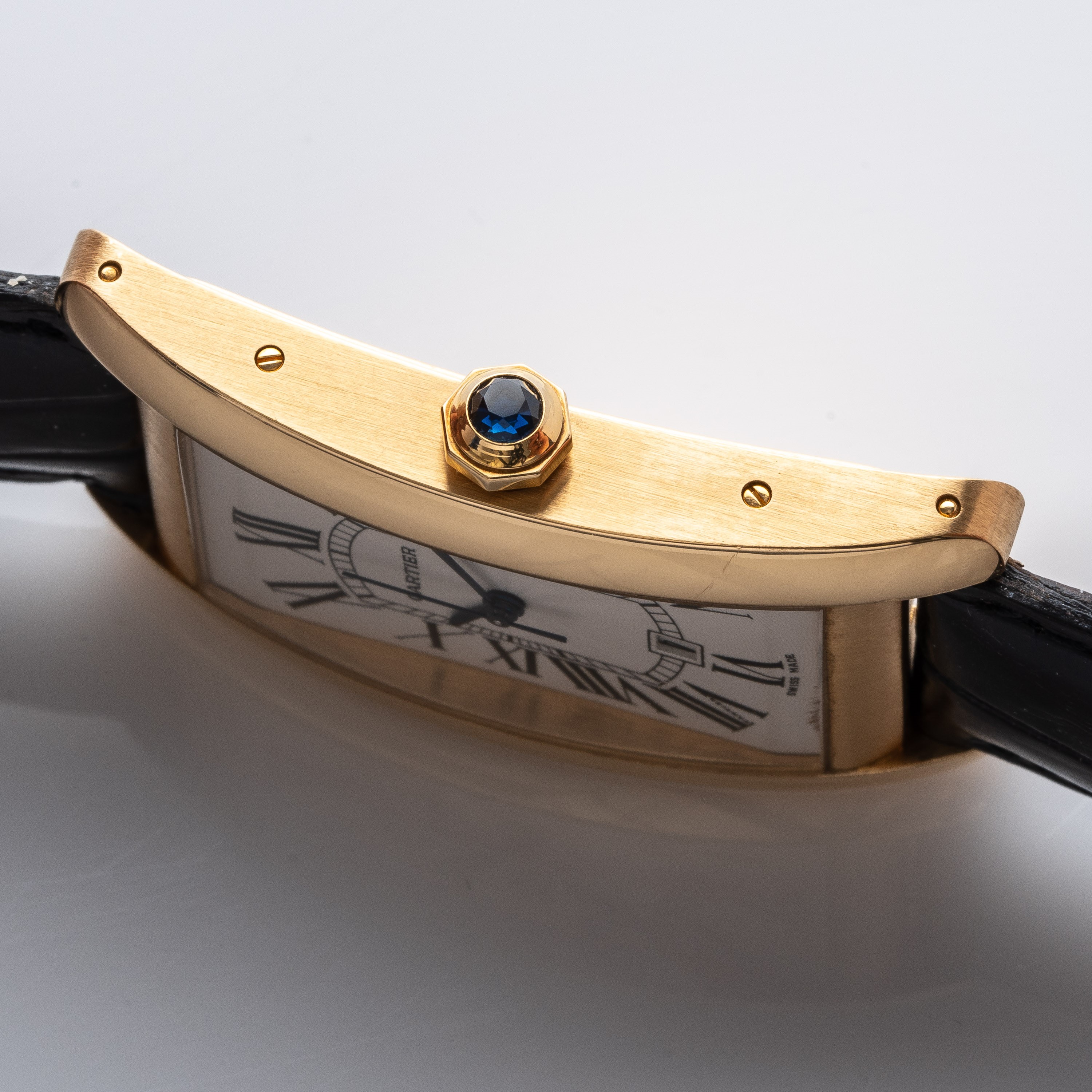 CARTIER - TANK AMERICAINEOROLOGIO A CARICA AUTOMATICA IN ORO GIALLO 18KT, QUADRANTE BIANCO E DATA...