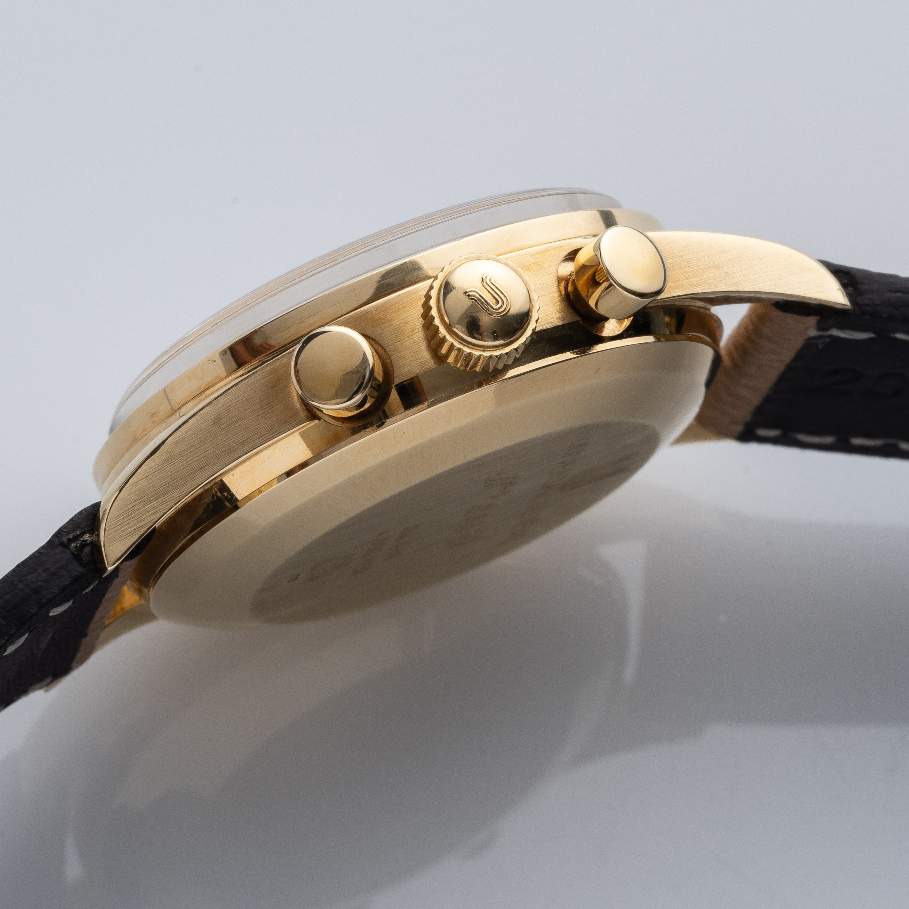 UNIVERSAL GENEVE - COMPAXCRONOGRAFO MANUALE IN ORO GIALLO 18KT CON QUADRANTE BIANCO A TRE CONTATO...