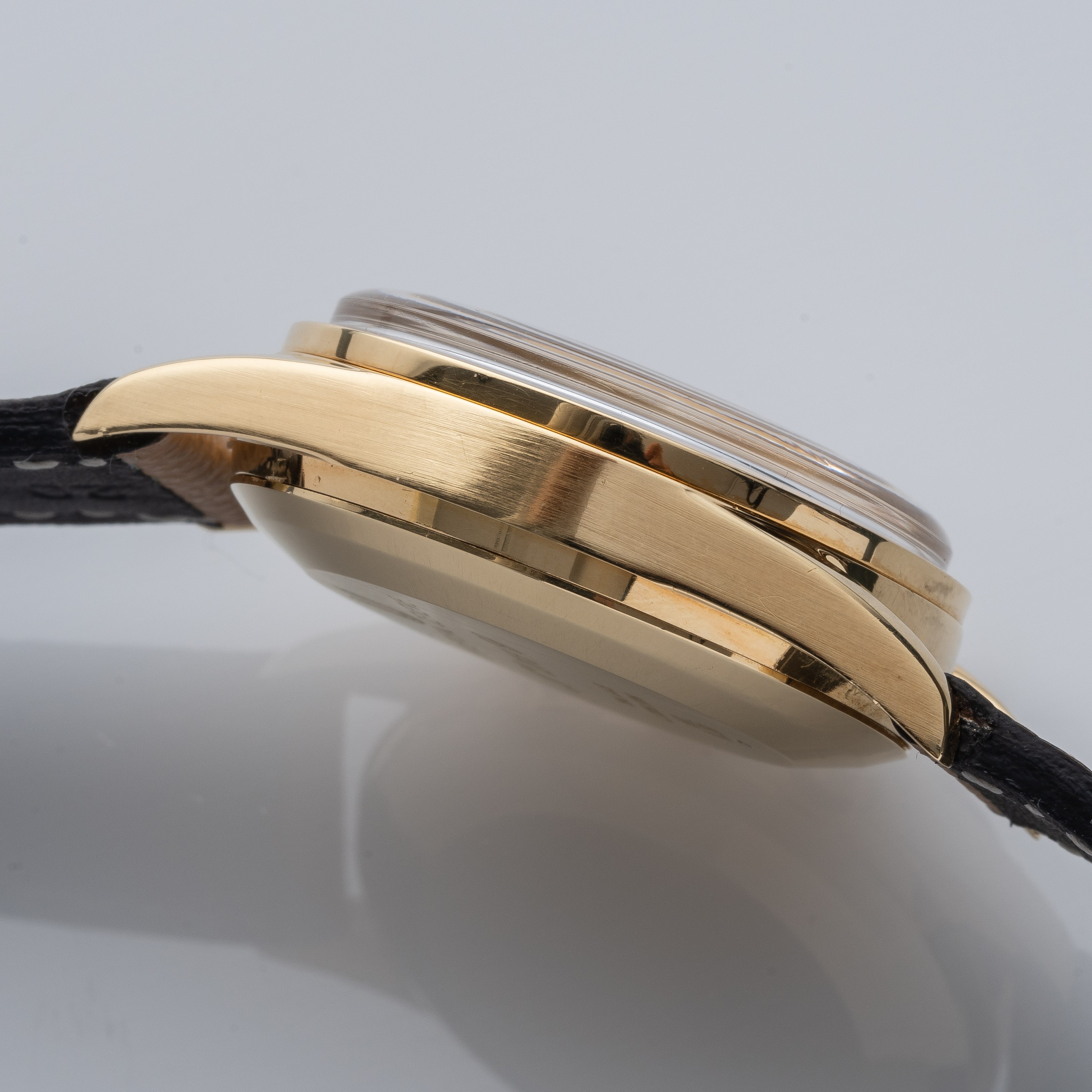 UNIVERSAL GENEVE - COMPAXCRONOGRAFO MANUALE IN ORO GIALLO 18KT CON QUADRANTE BIANCO A TRE CONTATO...