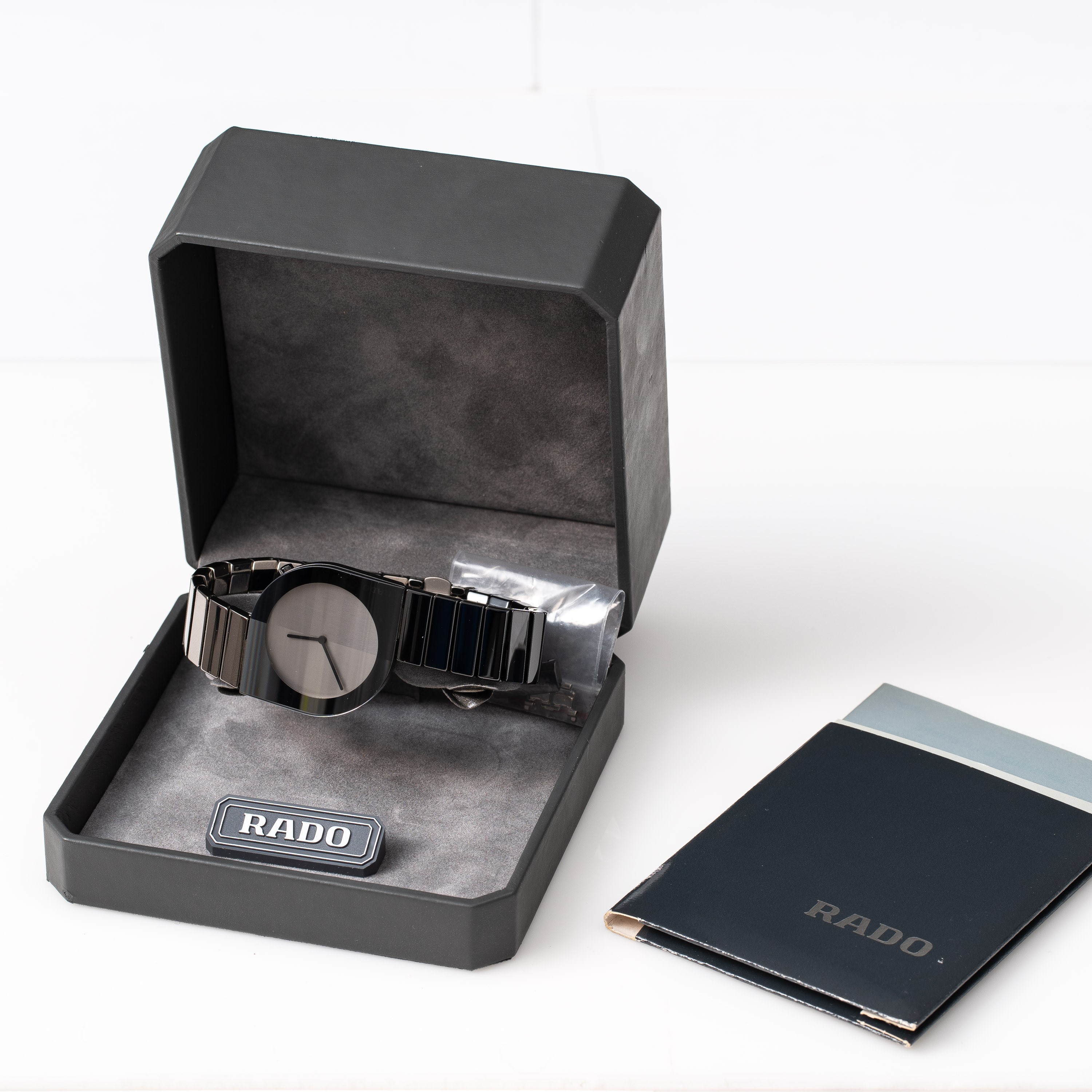 RADO - ASIMMETRICOOROLOGIO AL QUARZO CON CASSA ASIMMETRICA IN CERAMICA E QUADRANTE BITONALE.