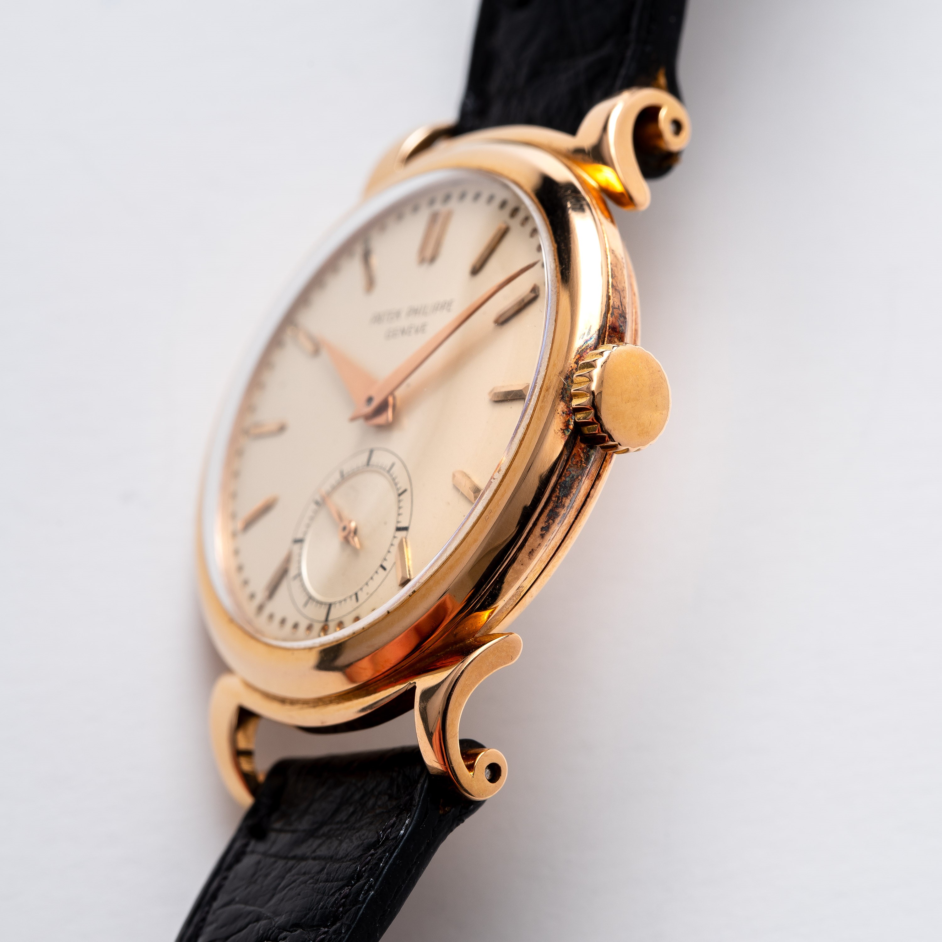 PATEK PHILIPPE - CALATRAVAOROLOGIO A CARICA MANUALE IN ORO ROSA 18KT CON ANSE A RICCIOLO.