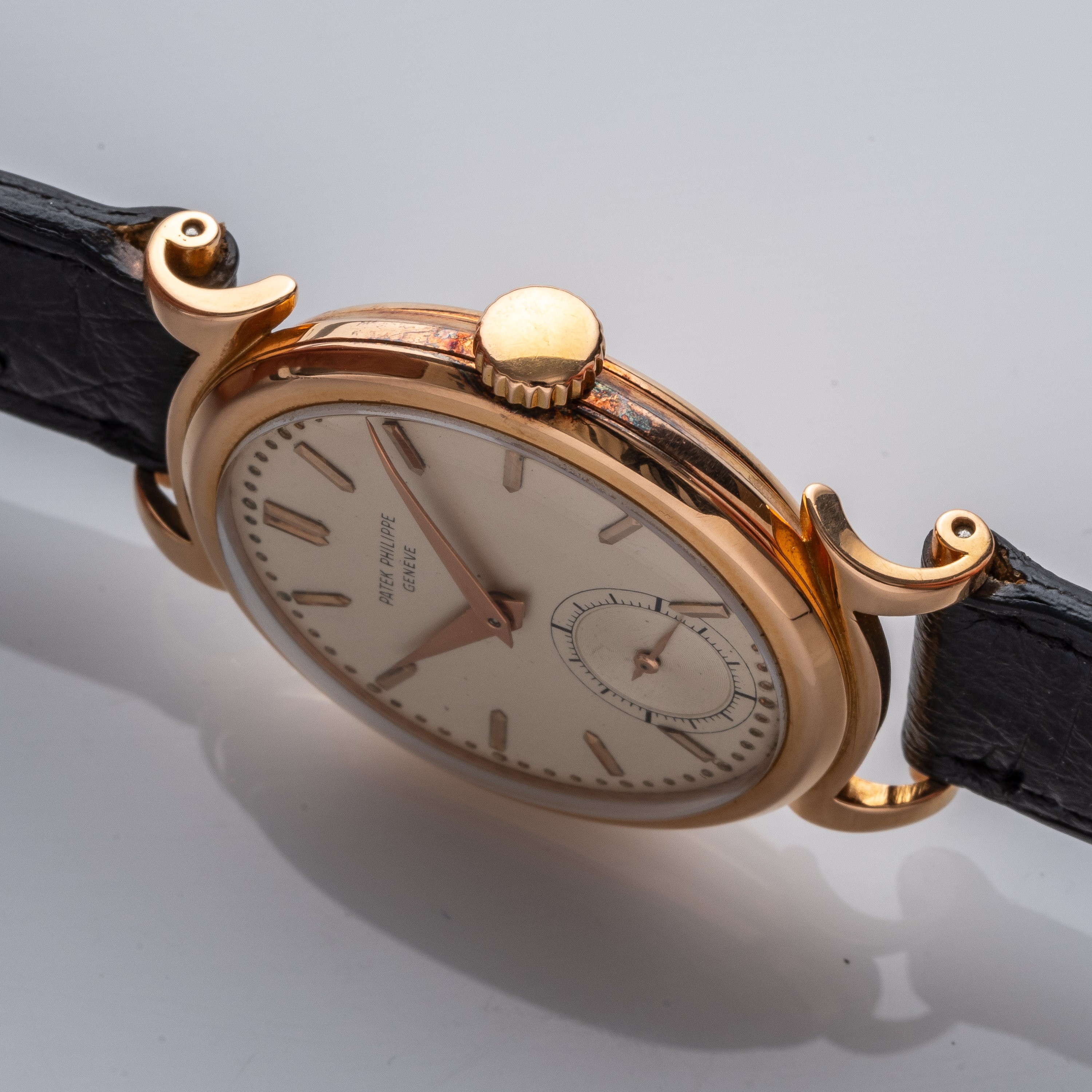 PATEK PHILIPPE - CALATRAVAOROLOGIO A CARICA MANUALE IN ORO ROSA 18KT CON ANSE A RICCIOLO.