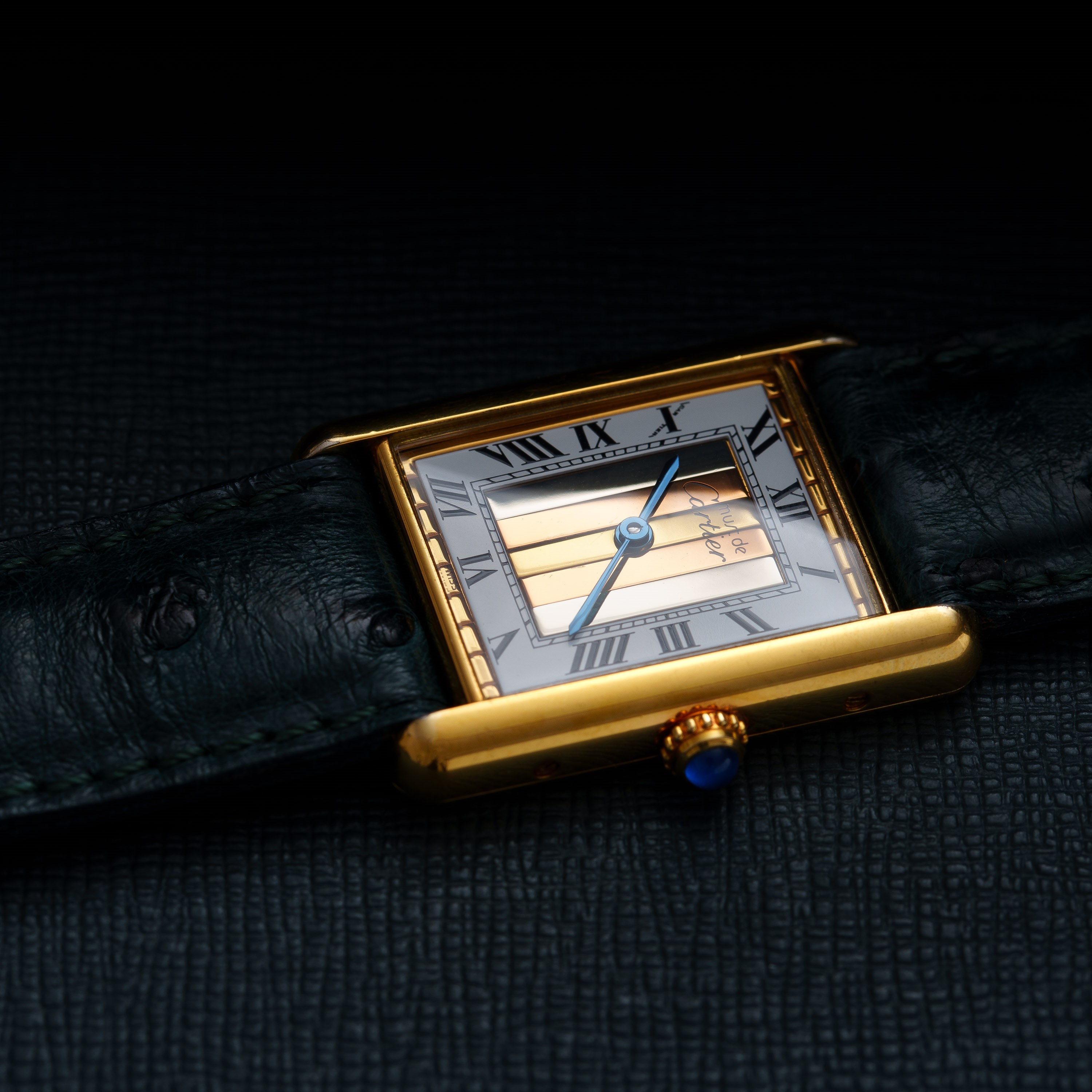 CARTIER - MUST DEOROLOGIO SOLOTEMPO IN ARGENTO PLACCATO ORO AL QUARZO, QUADRANTE TRE ORI.