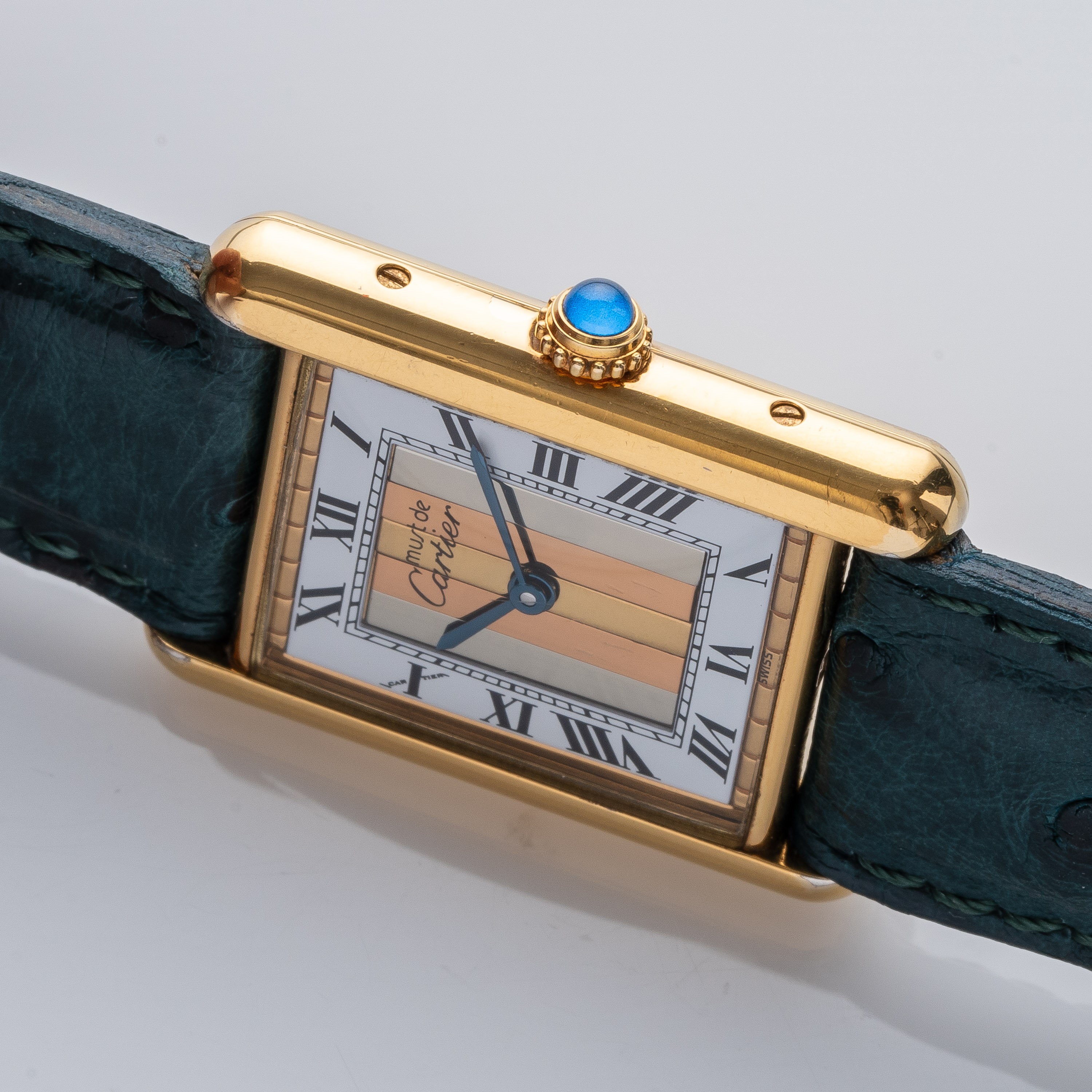 CARTIER - MUST DEOROLOGIO SOLOTEMPO IN ARGENTO PLACCATO ORO AL QUARZO, QUADRANTE TRE ORI.