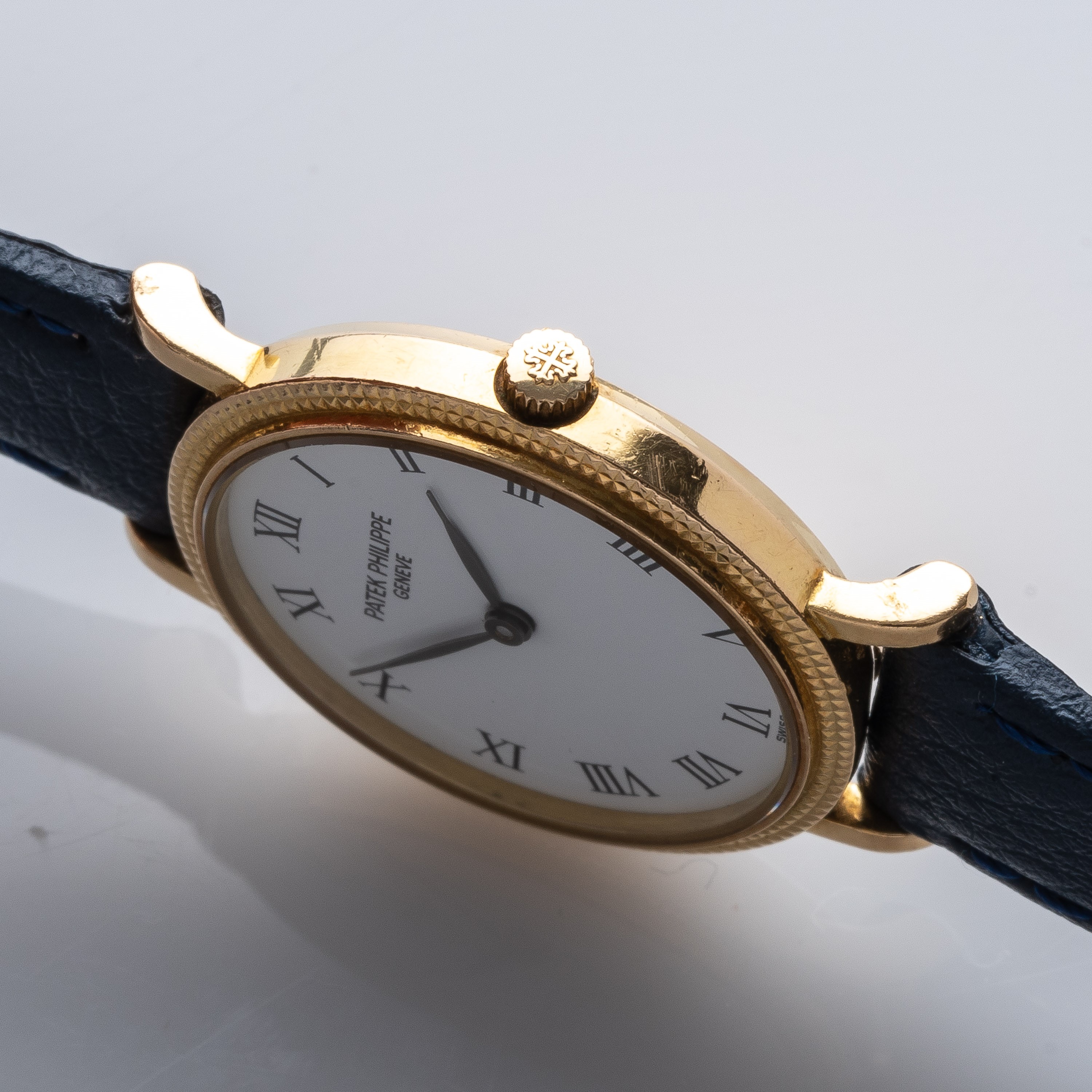 PATEK PHILIPPE - CALATRAVAOROLOGIO DA DONNA AL QUARZO IN ORO GIALLO 18KT CON CASSA TAPESTRY.
