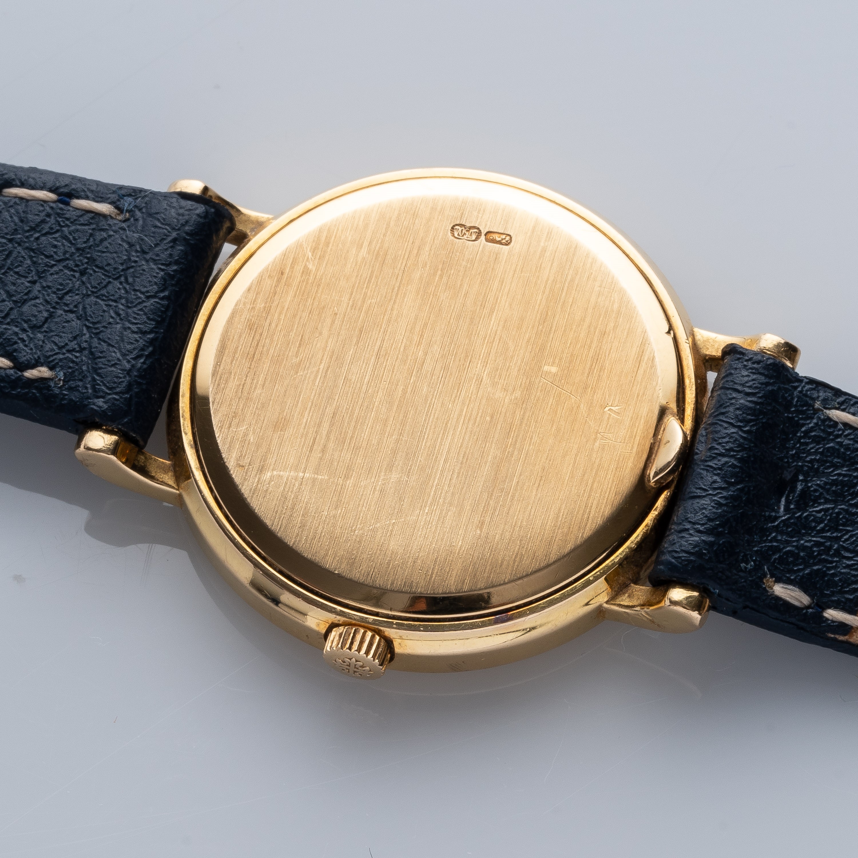 PATEK PHILIPPE - CALATRAVAOROLOGIO DA DONNA AL QUARZO IN ORO GIALLO 18KT CON CASSA TAPESTRY.