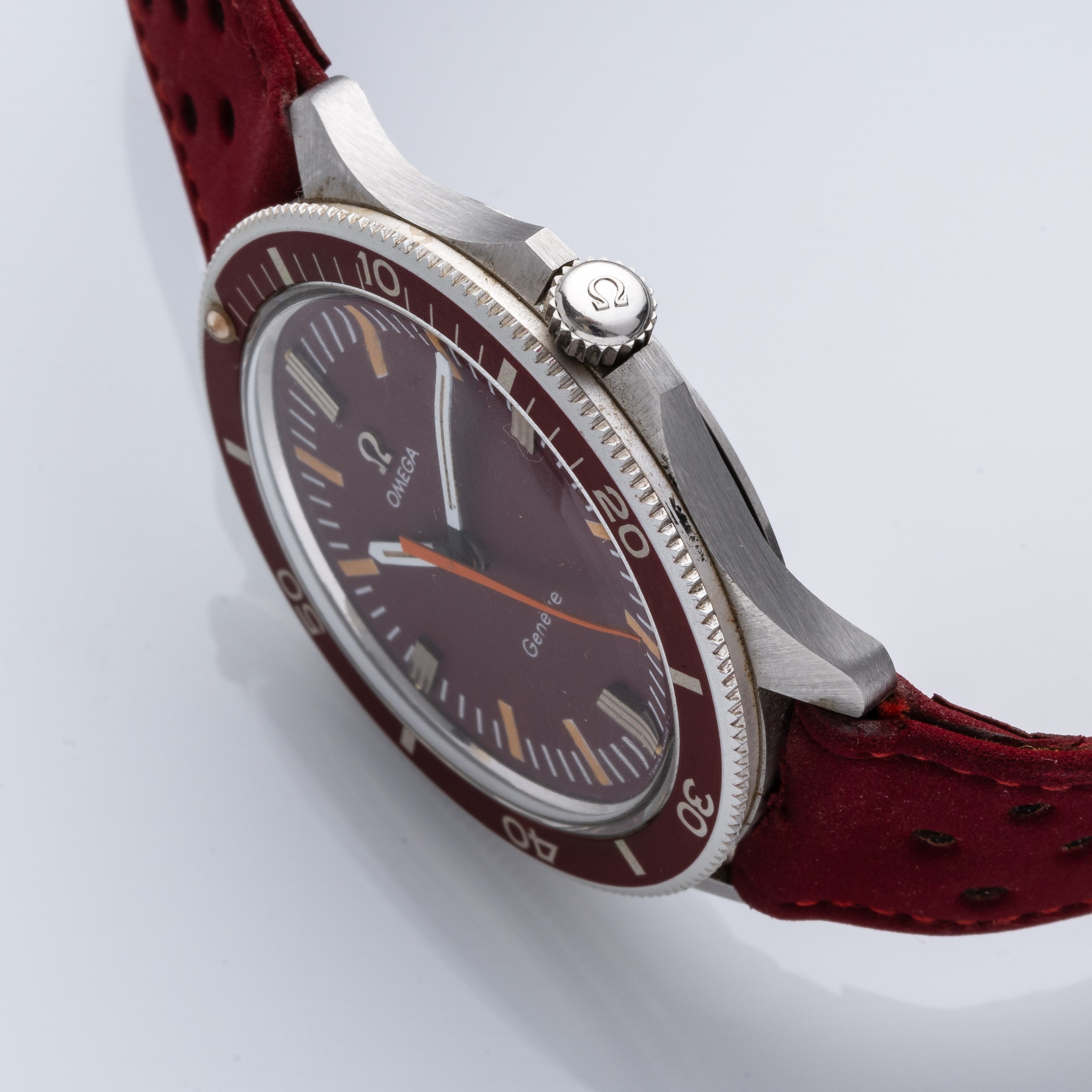 OMEGA - GENEVEOROLOGIO A CARICA MANUALE CON TRE SFERE E SECONDI AL CENTRO.