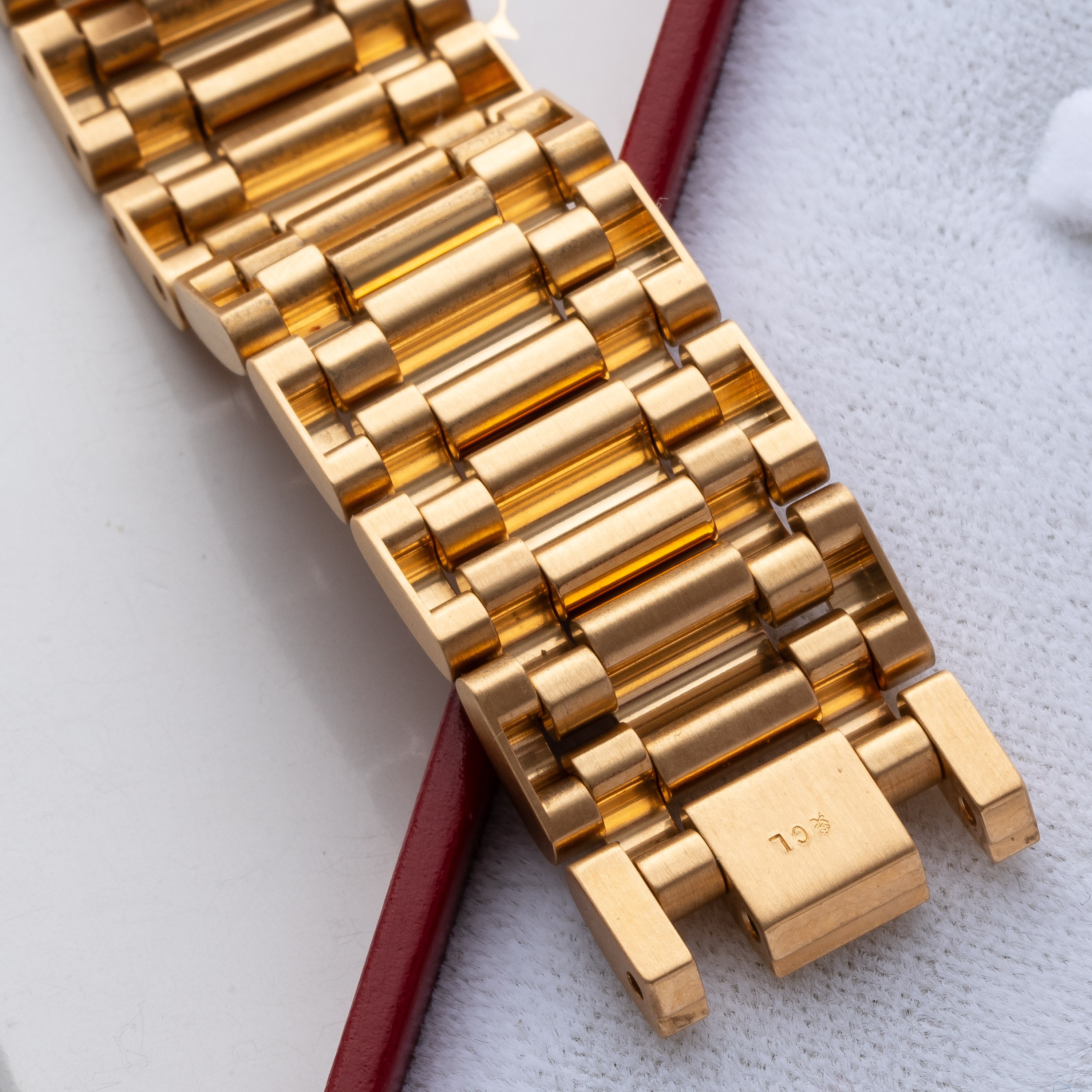 CARTIER - BRACCIALE A 'FERROVIA' PER TANK AMERICAINE IN ORO 18KT.