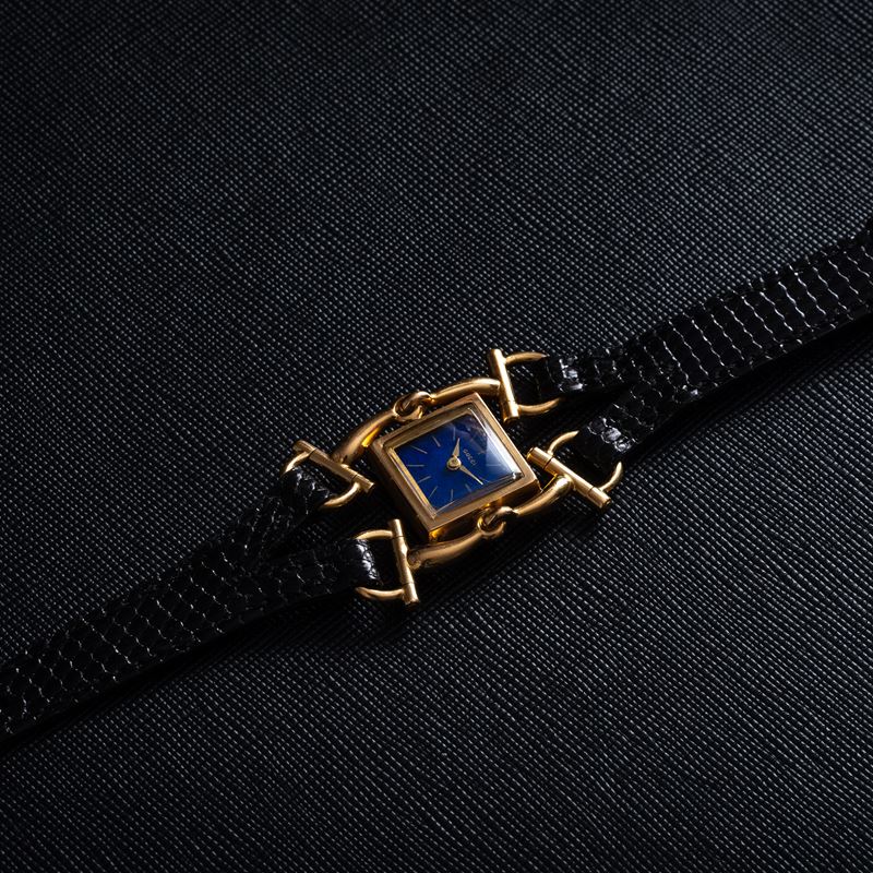GUCCI - FIBBIAOROLOGIO SOLO TEMPO A CARICA MANUALE DI FORMA CON CASSA IN ORO GIALLO 18KT E QUADRA...