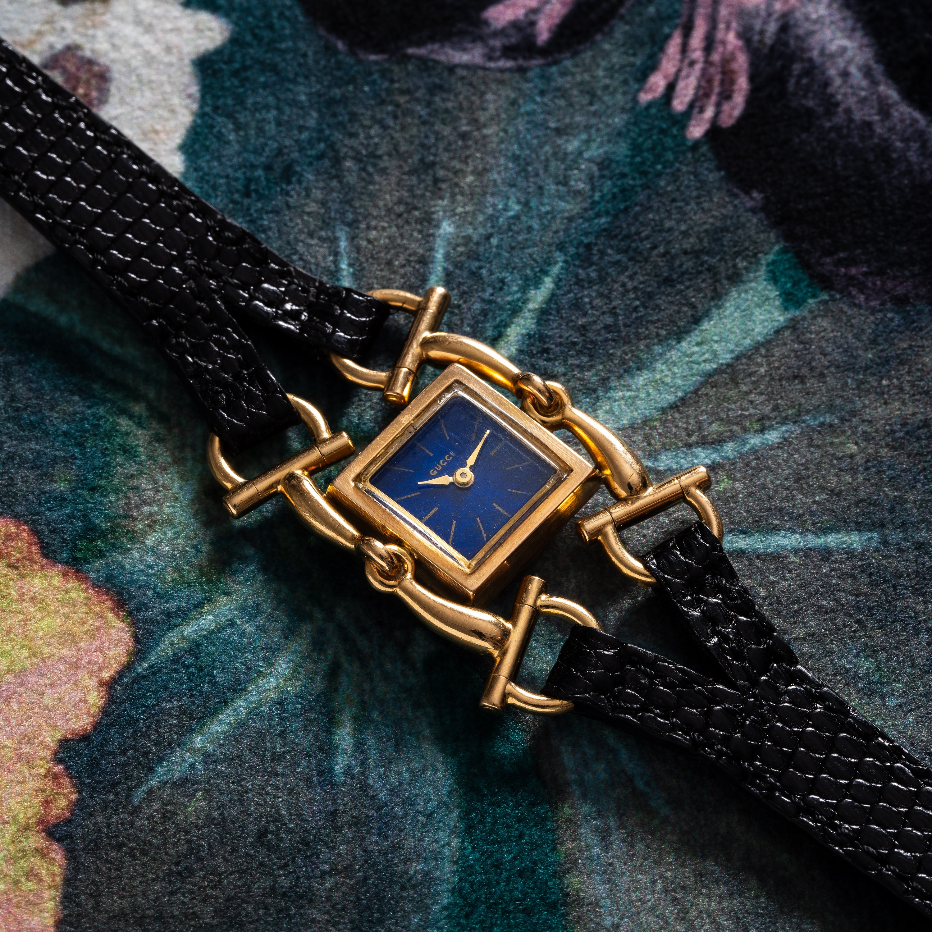 GUCCI - FIBBIAOROLOGIO SOLO TEMPO A CARICA MANUALE DI FORMA CON CASSA IN ORO GIALLO 18KT E QUADRA...