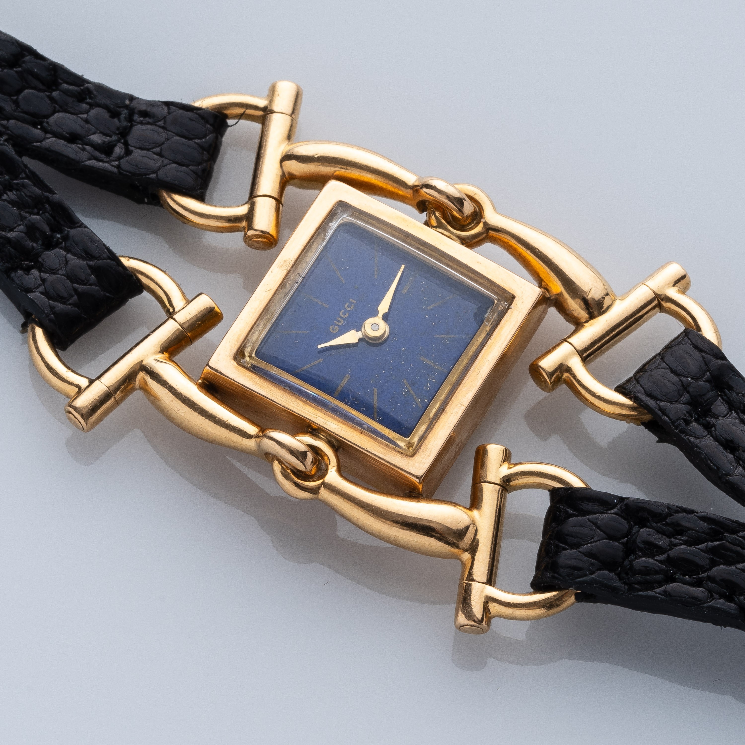 GUCCI - FIBBIAOROLOGIO SOLO TEMPO A CARICA MANUALE DI FORMA CON CASSA IN ORO GIALLO 18KT E QUADRA...