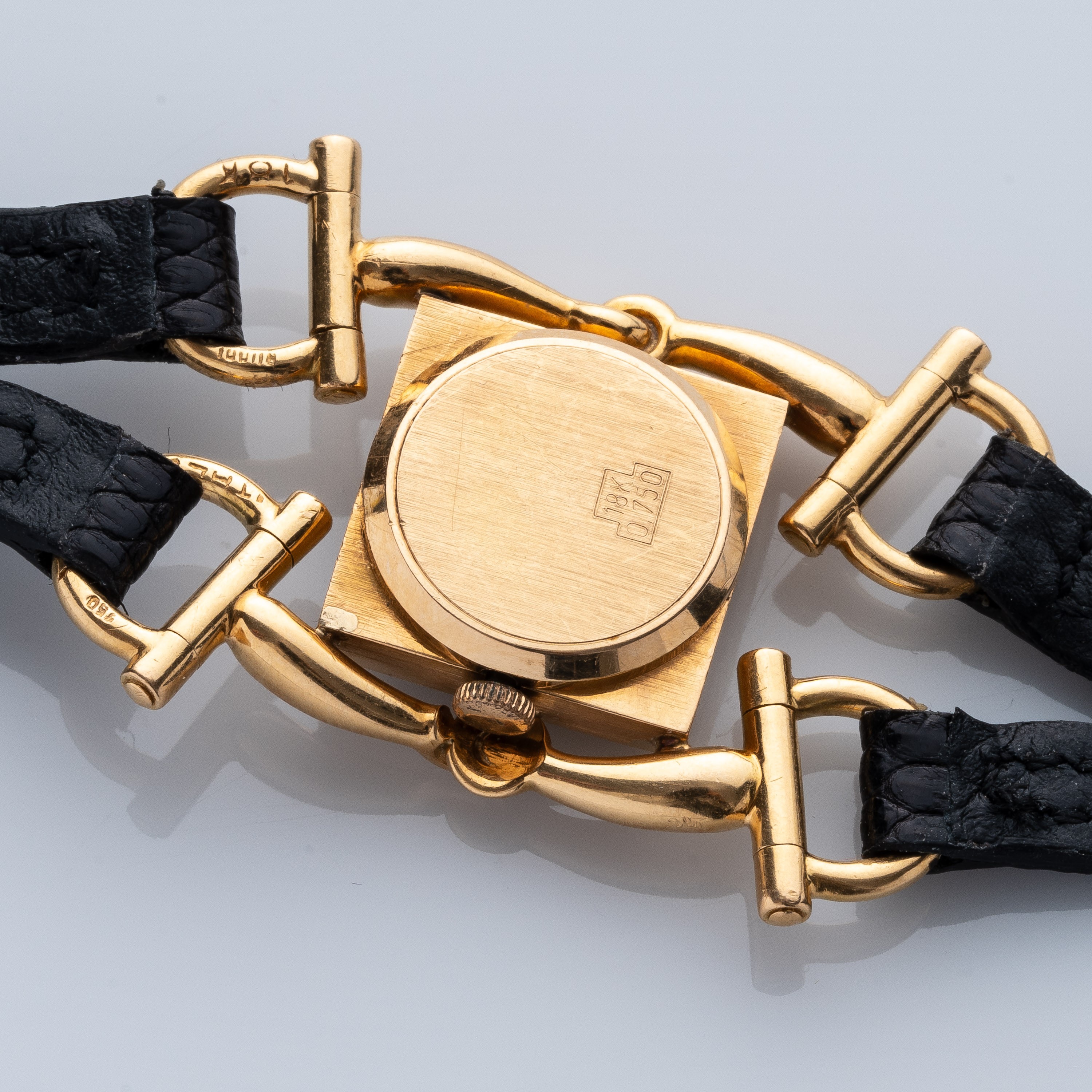 GUCCI - FIBBIAOROLOGIO SOLO TEMPO A CARICA MANUALE DI FORMA CON CASSA IN ORO GIALLO 18KT E QUADRA...