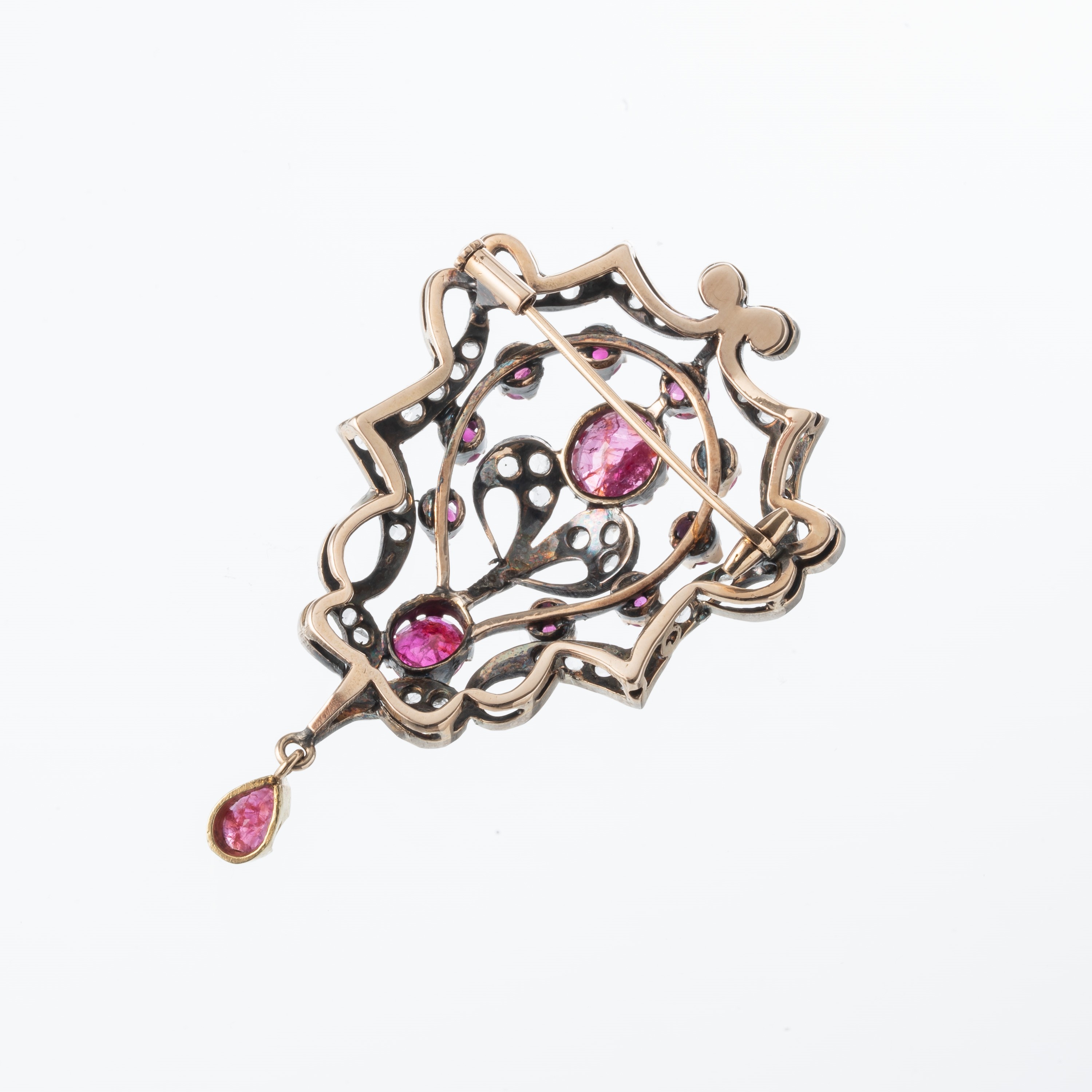 CIONDOLO/SPILLA IN ORO BIANCO 18 KT CON RUBINI E DIAMANTI A ROSETTA RAPPRESENTANTE MOTIVO FLOREAL...