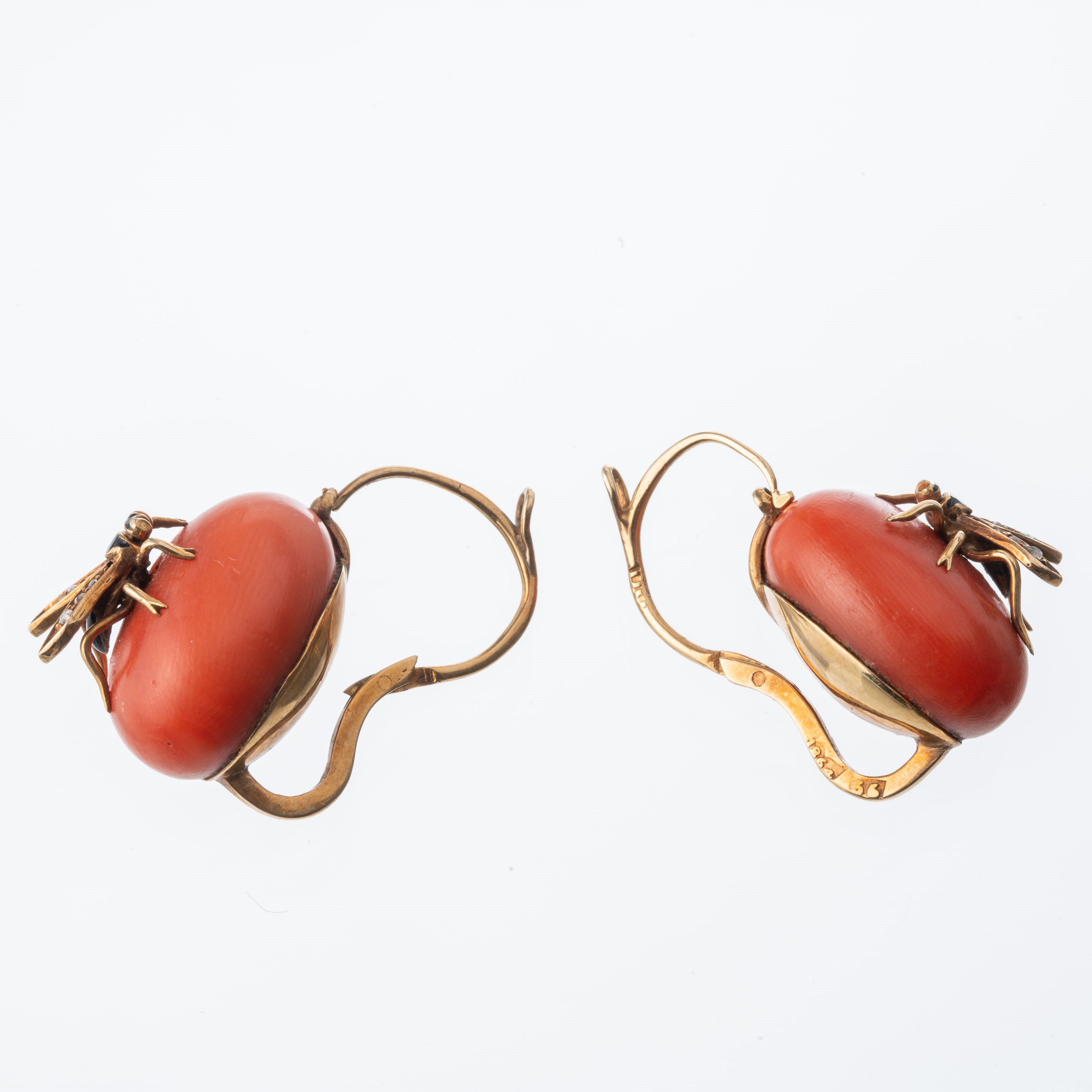 ORECCHINI 'APINE' IN ORO GIALLO 18 KT E DIAMANTI APPOGGIATE SU DUE SPOLE DI CORALLO A CONFETTO