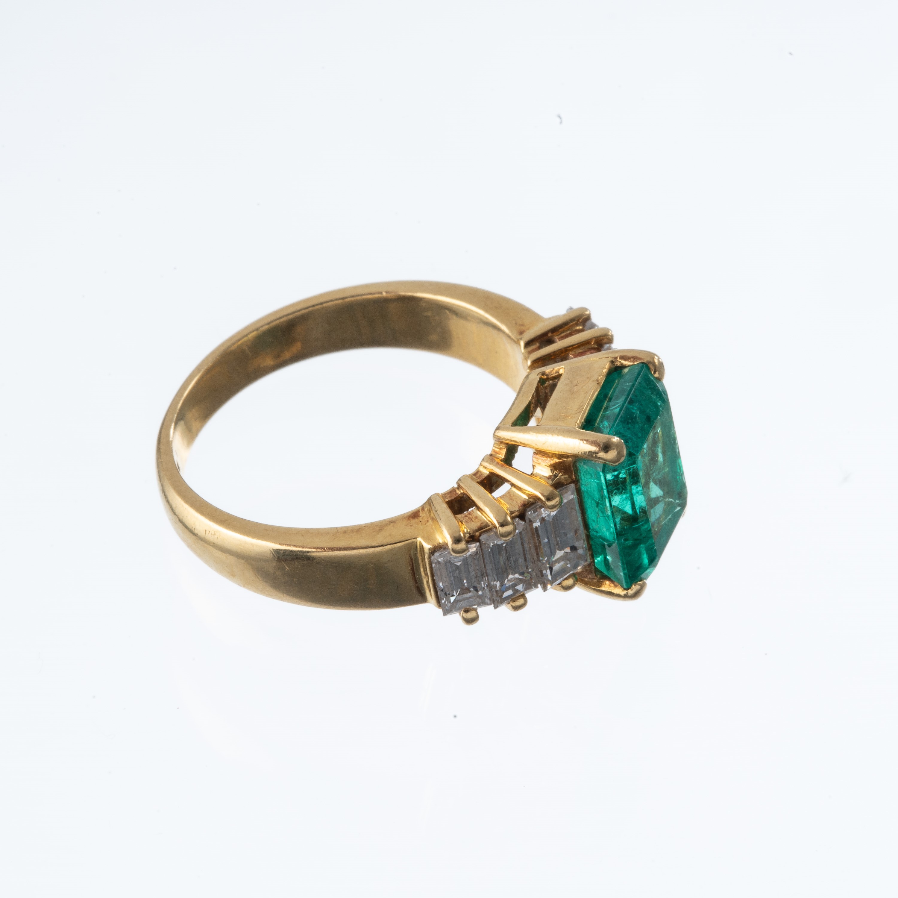 ANELLO IN ORO GIALLO 18KT CON SMERALDO E DIAMANTI BAGUETTE