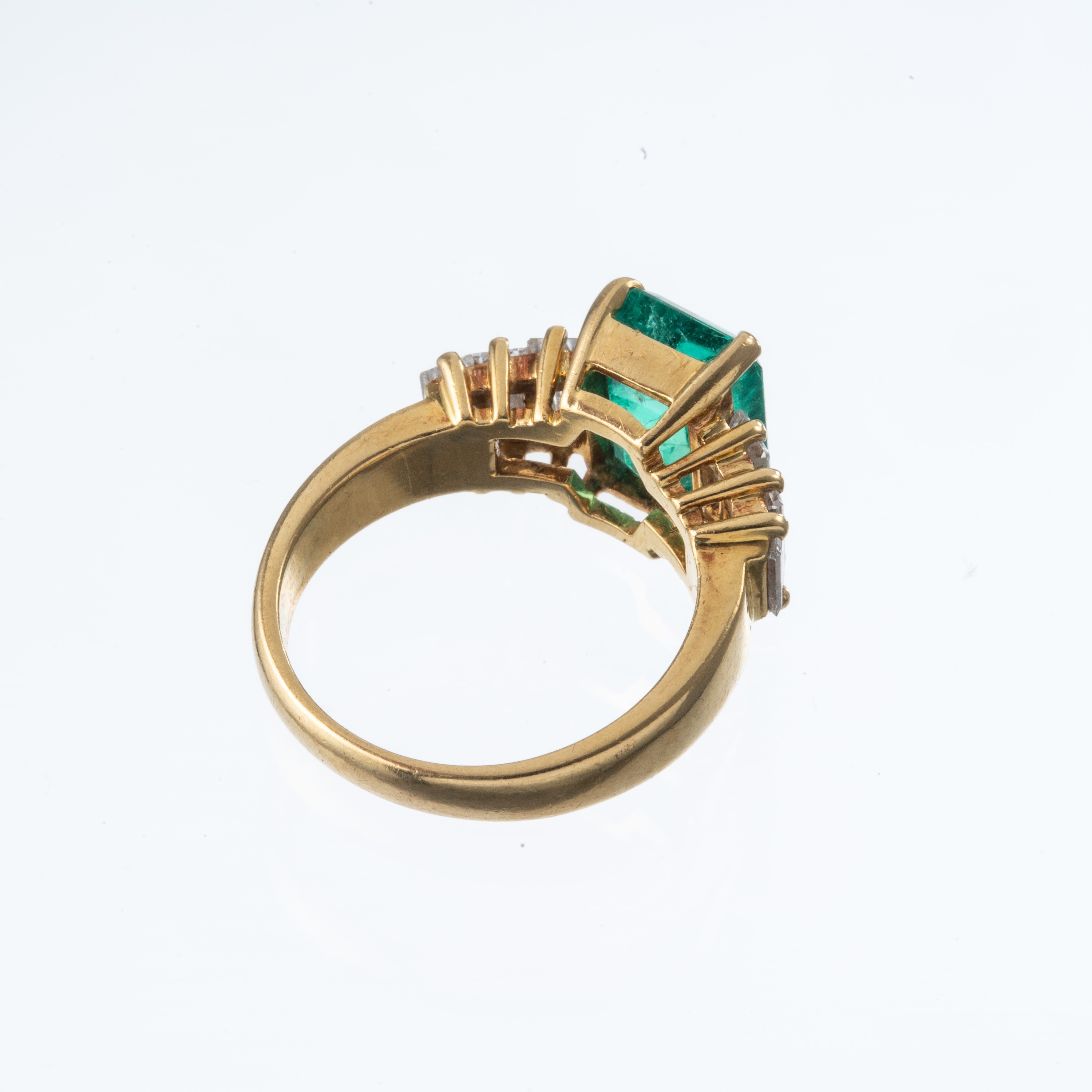 ANELLO IN ORO GIALLO 18KT CON SMERALDO E DIAMANTI BAGUETTE