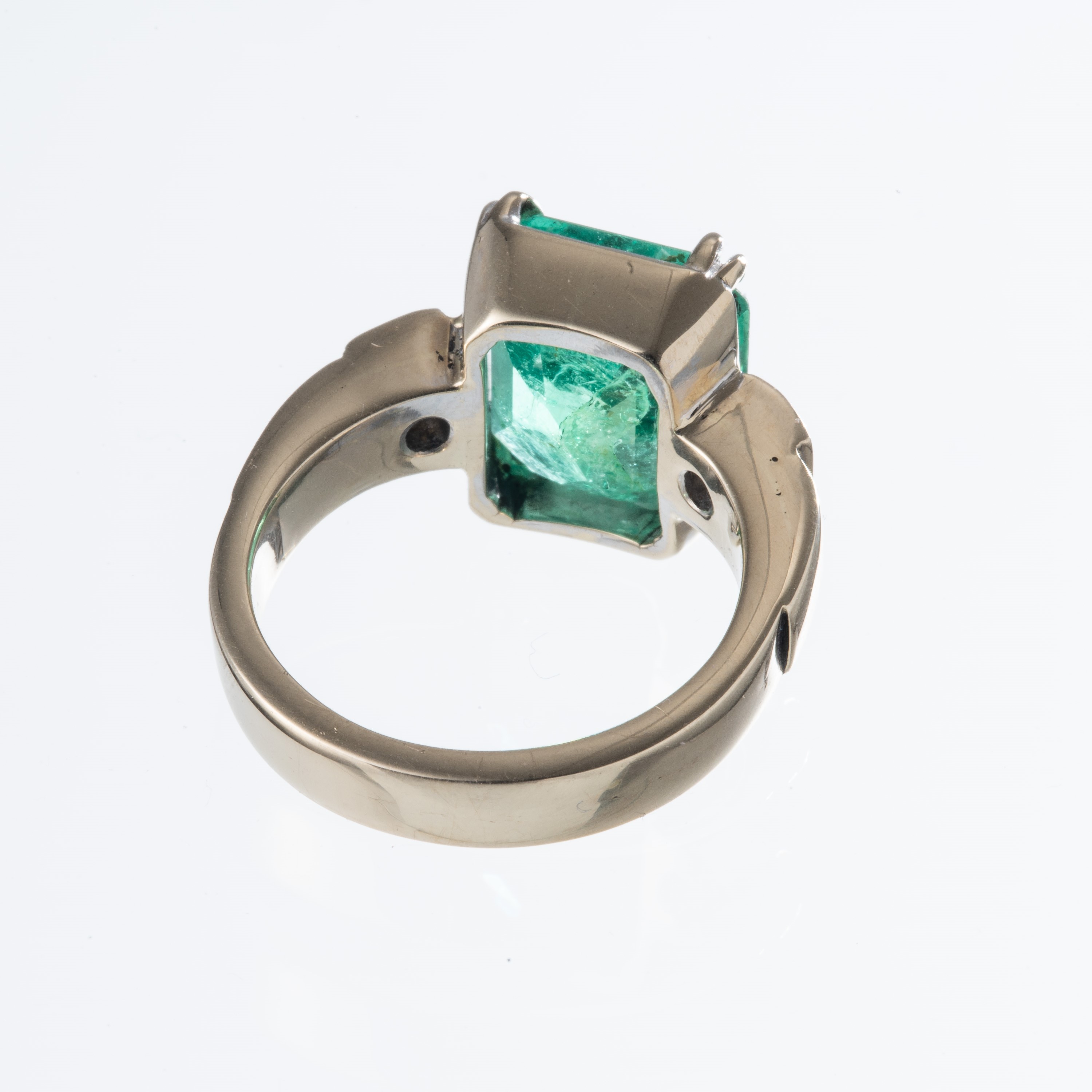 ANELLO IN ORO BIANCO 18KT CON SMERALDO CT 4 E DUE BRILLANTI