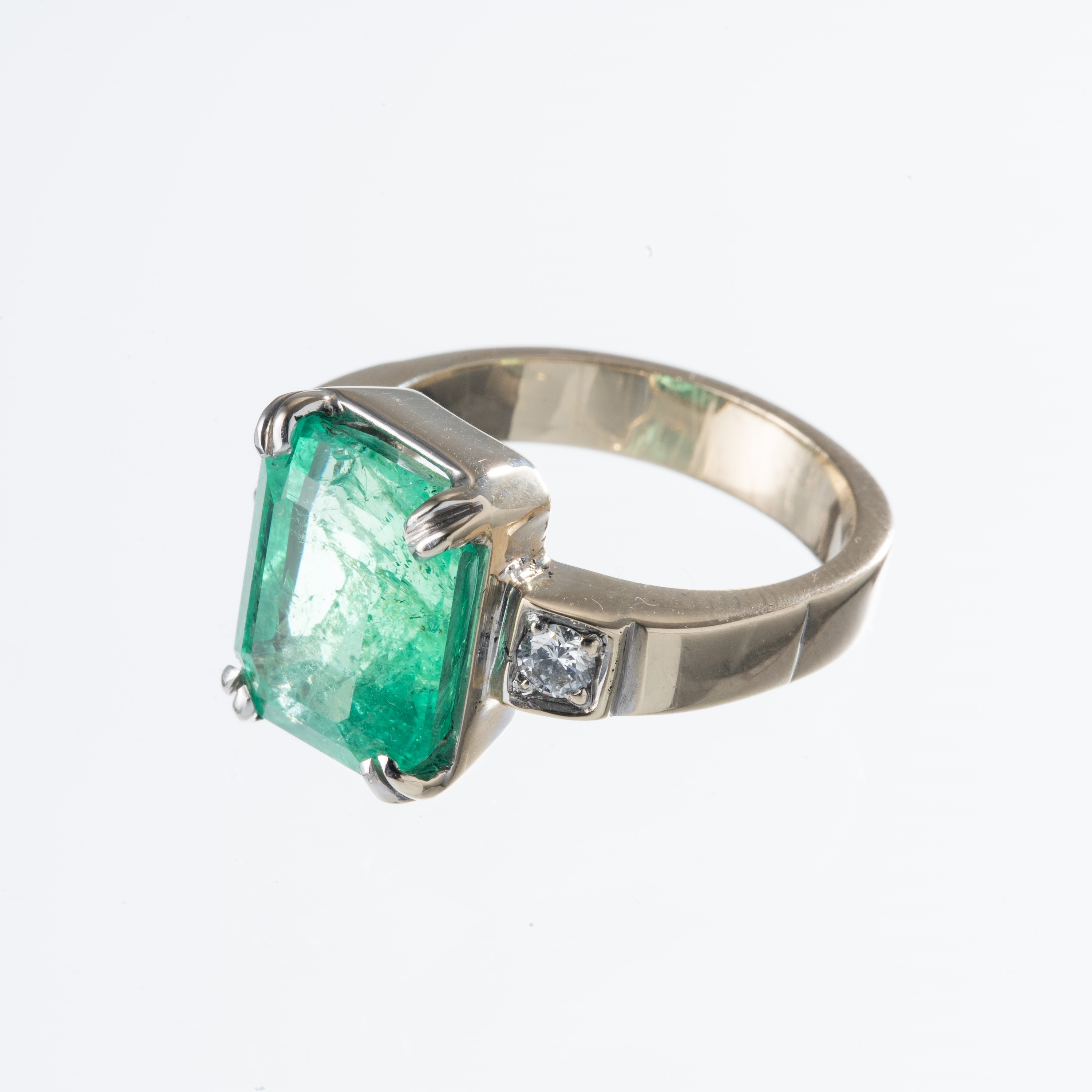ANELLO IN ORO BIANCO 18KT CON SMERALDO CT 4 E DUE BRILLANTI