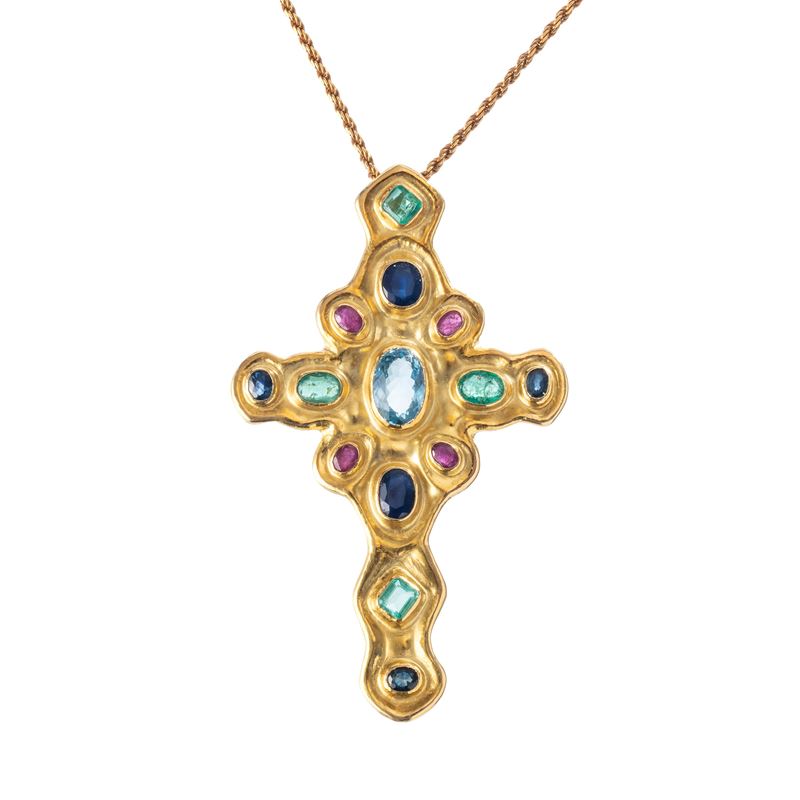 CROCE IN ORO GIALLO 18KT CON TECNICA A SBALZO RUBINI, SMERALDI, ZAFFIRI, TOPAZIO AZZURRO CON CATE...
