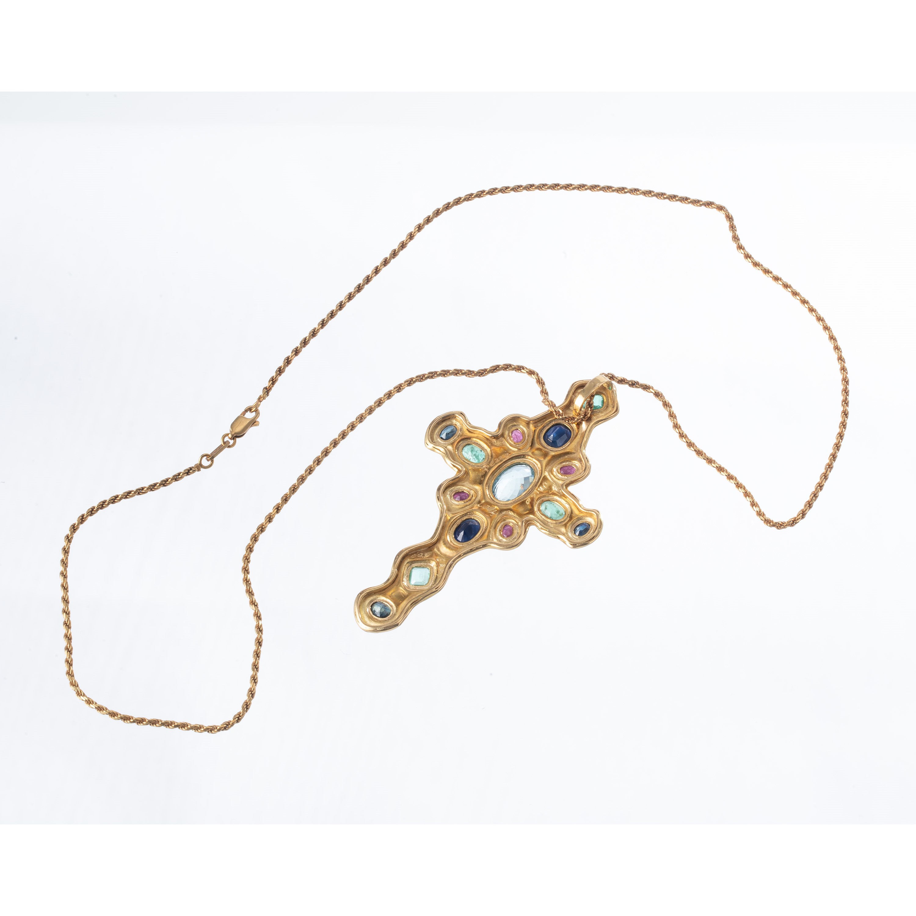 CROCE IN ORO GIALLO 18KT CON TECNICA A SBALZO RUBINI, SMERALDI, ZAFFIRI, TOPAZIO AZZURRO CON CATE...