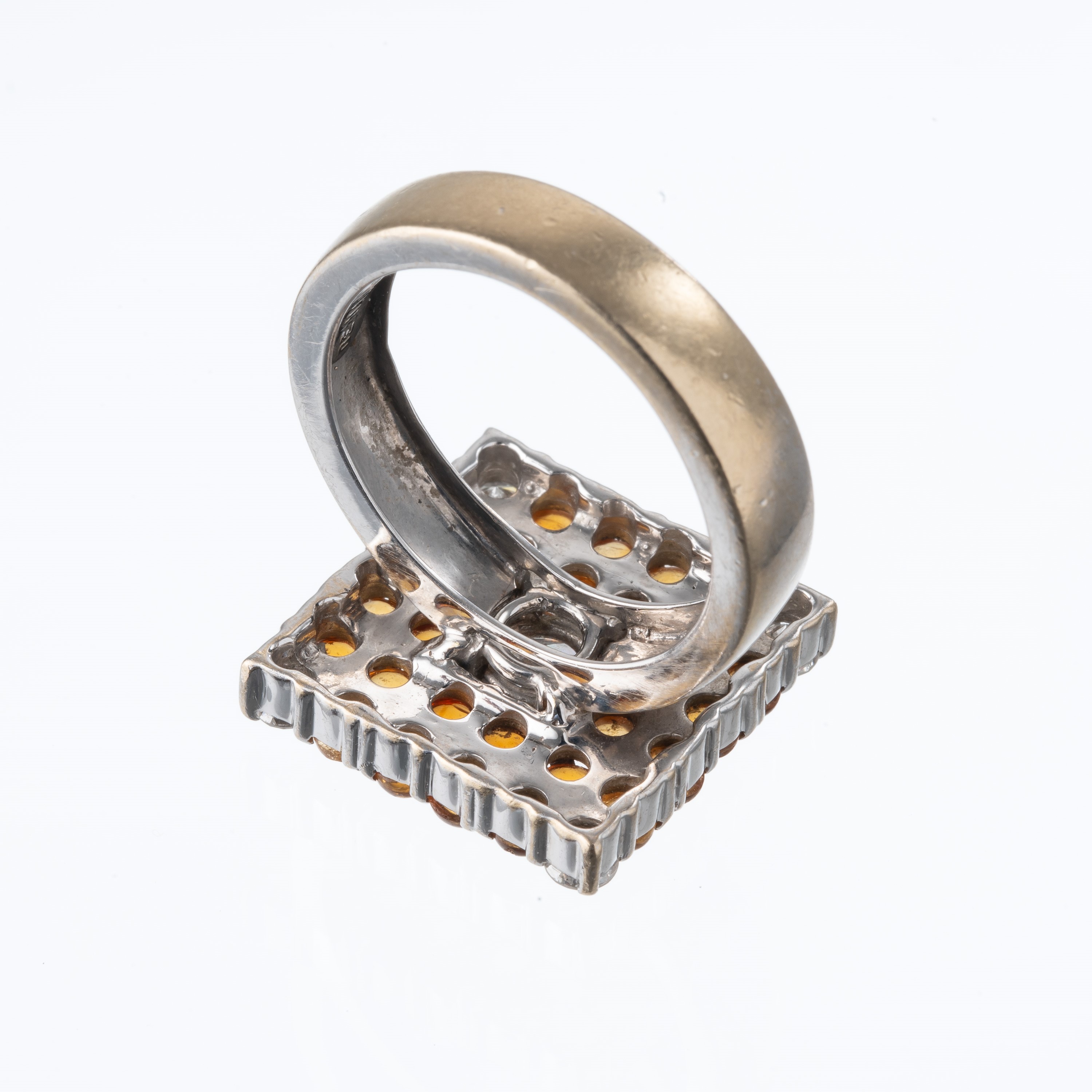 ANELLO IN ORO BIANCO 18KT CON QUARZI CITRINI E DIAMANTE CENTRALE