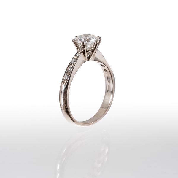ANELLO SOLITARIO CON DIAMANTE CENTRALE E DIAMANTI SUL GAMBO