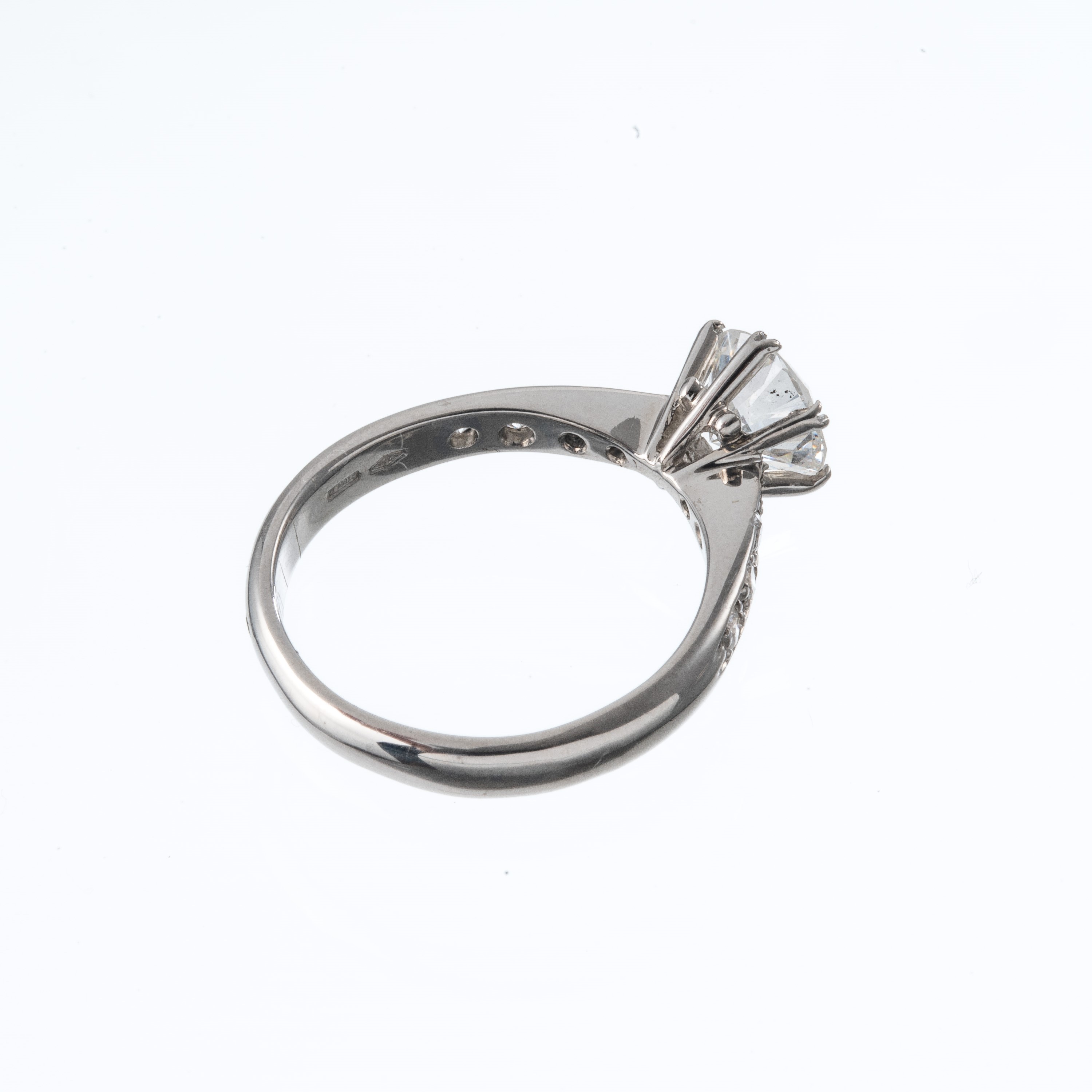 ANELLO SOLITARIO CON DIAMANTE CENTRALE E DIAMANTI SUL GAMBO