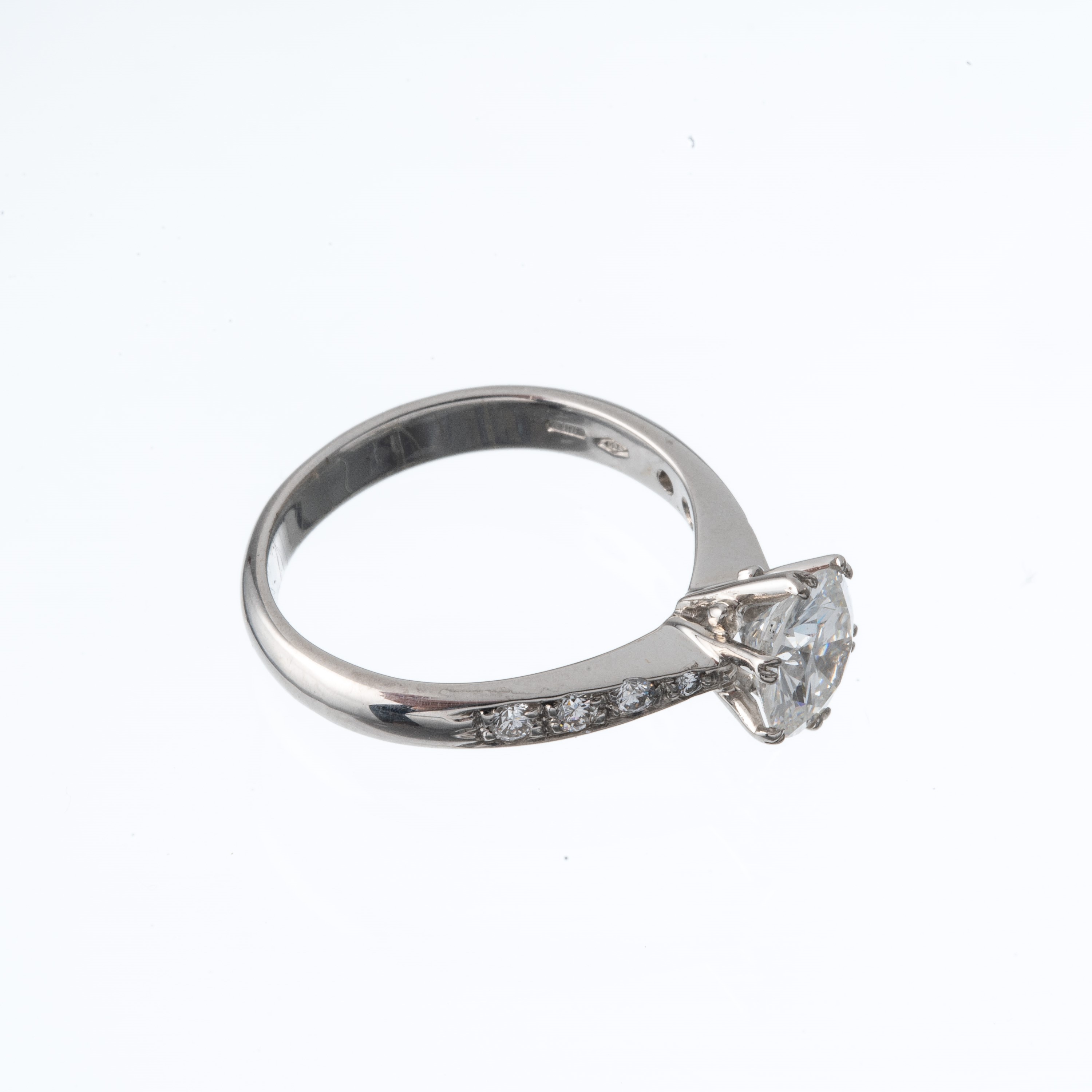 ANELLO SOLITARIO CON DIAMANTE CENTRALE E DIAMANTI SUL GAMBO