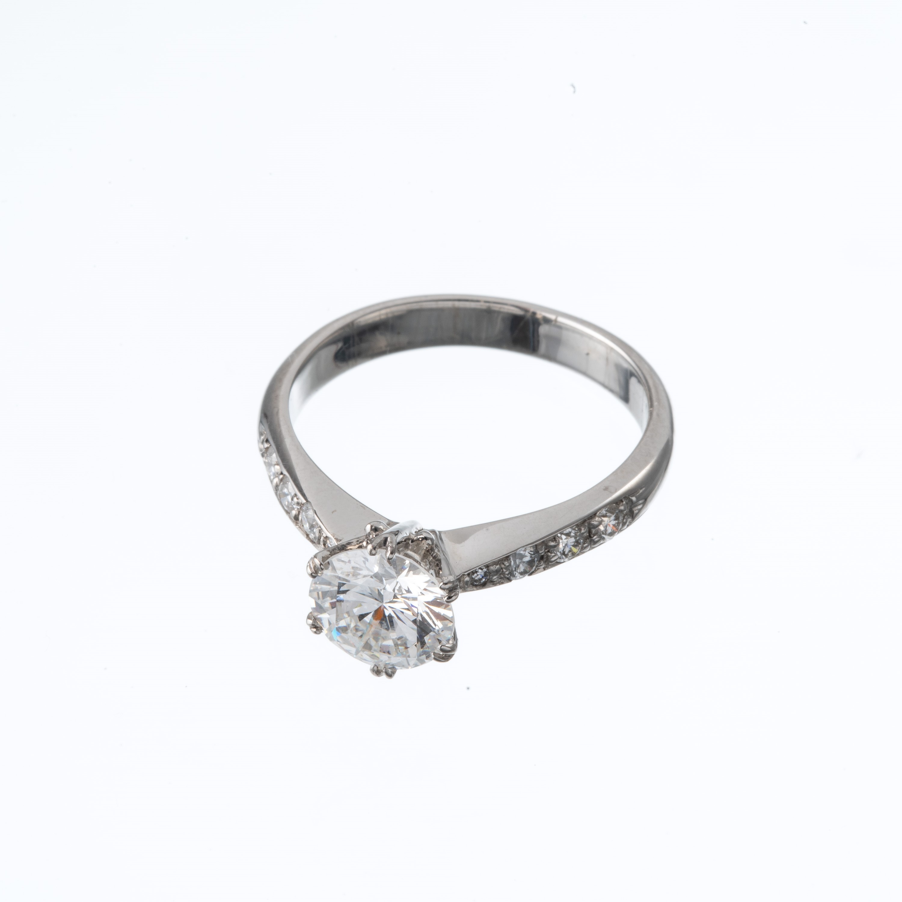ANELLO SOLITARIO CON DIAMANTE CENTRALE E DIAMANTI SUL GAMBO