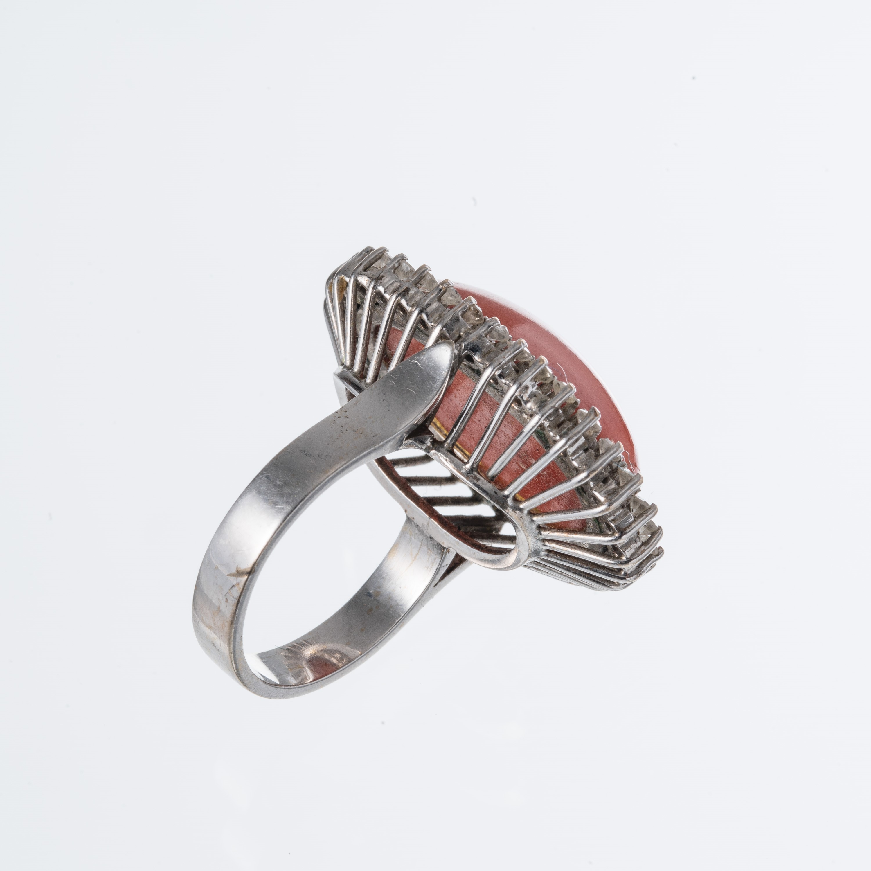 ANELLO IN ORO BIANCO 18 KT CON UN CORALLO DI NOTEVOLI DIMENSIONI CERASUOLO E CONTORNO DI DIAMANTI