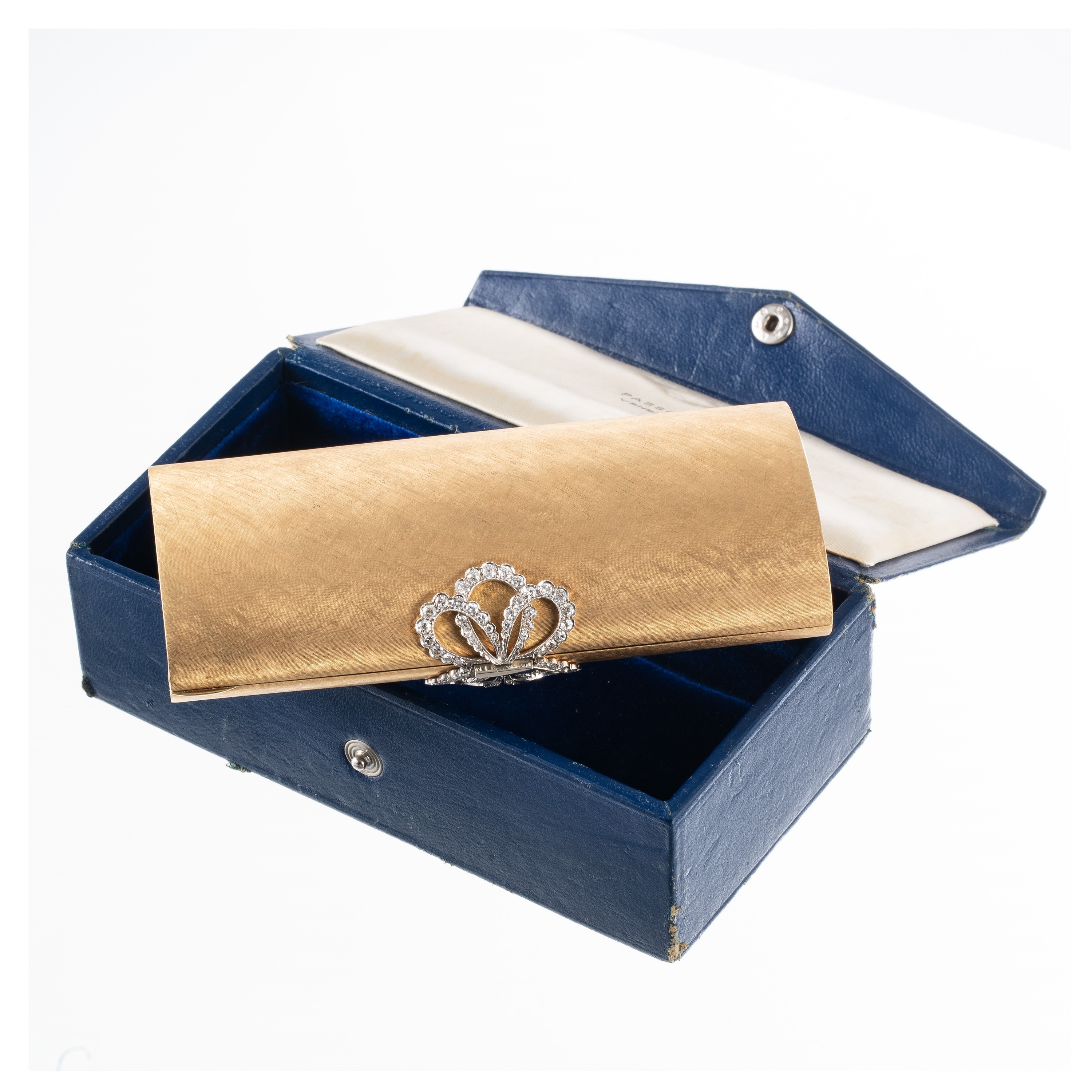 POCHETTE IN ORO 18 KT E DIAMANTI COMPLETA DI PETTINE, SPECCHIO E COMPARTO CIPRIA