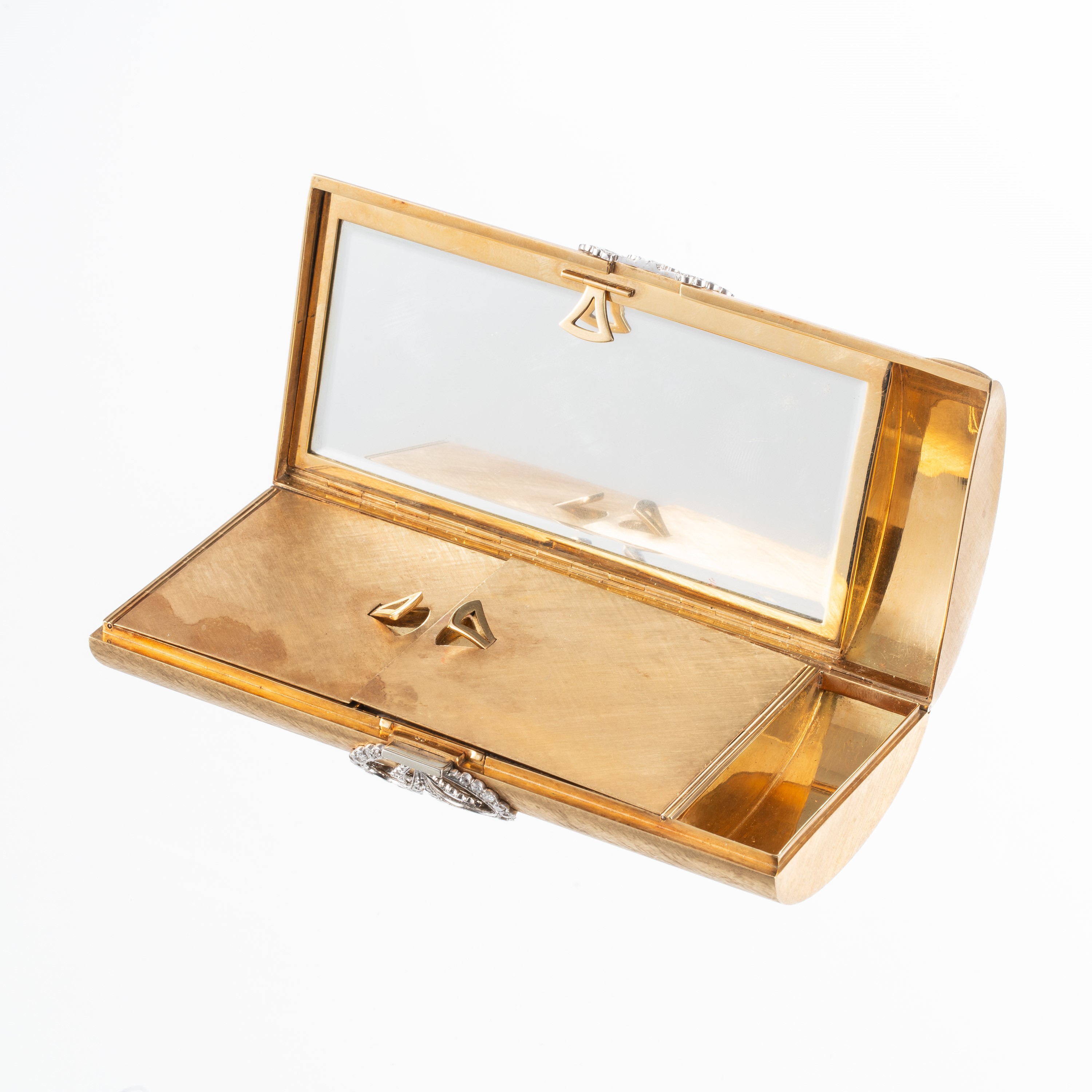 POCHETTE IN ORO 18 KT E DIAMANTI COMPLETA DI PETTINE, SPECCHIO E COMPARTO CIPRIA