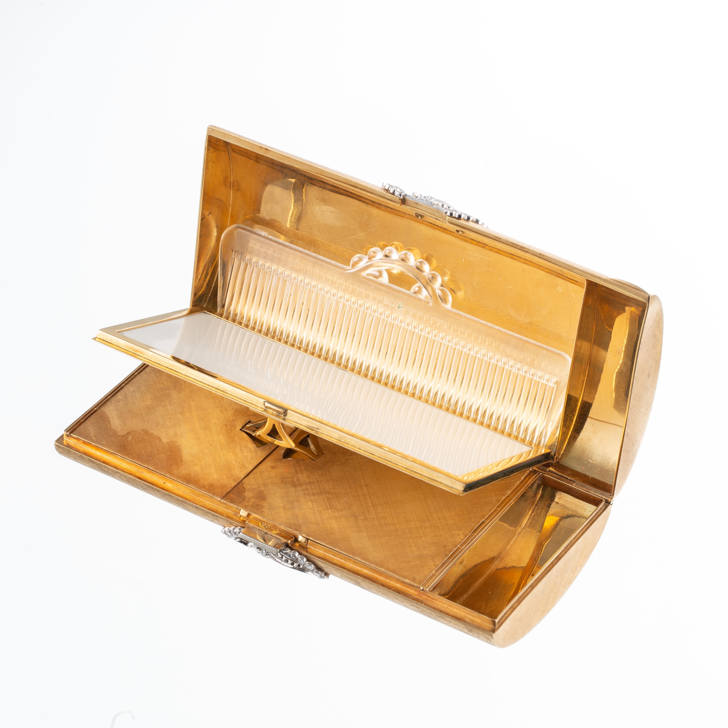 POCHETTE IN ORO 18 KT E DIAMANTI COMPLETA DI PETTINE, SPECCHIO E COMPARTO CIPRIA