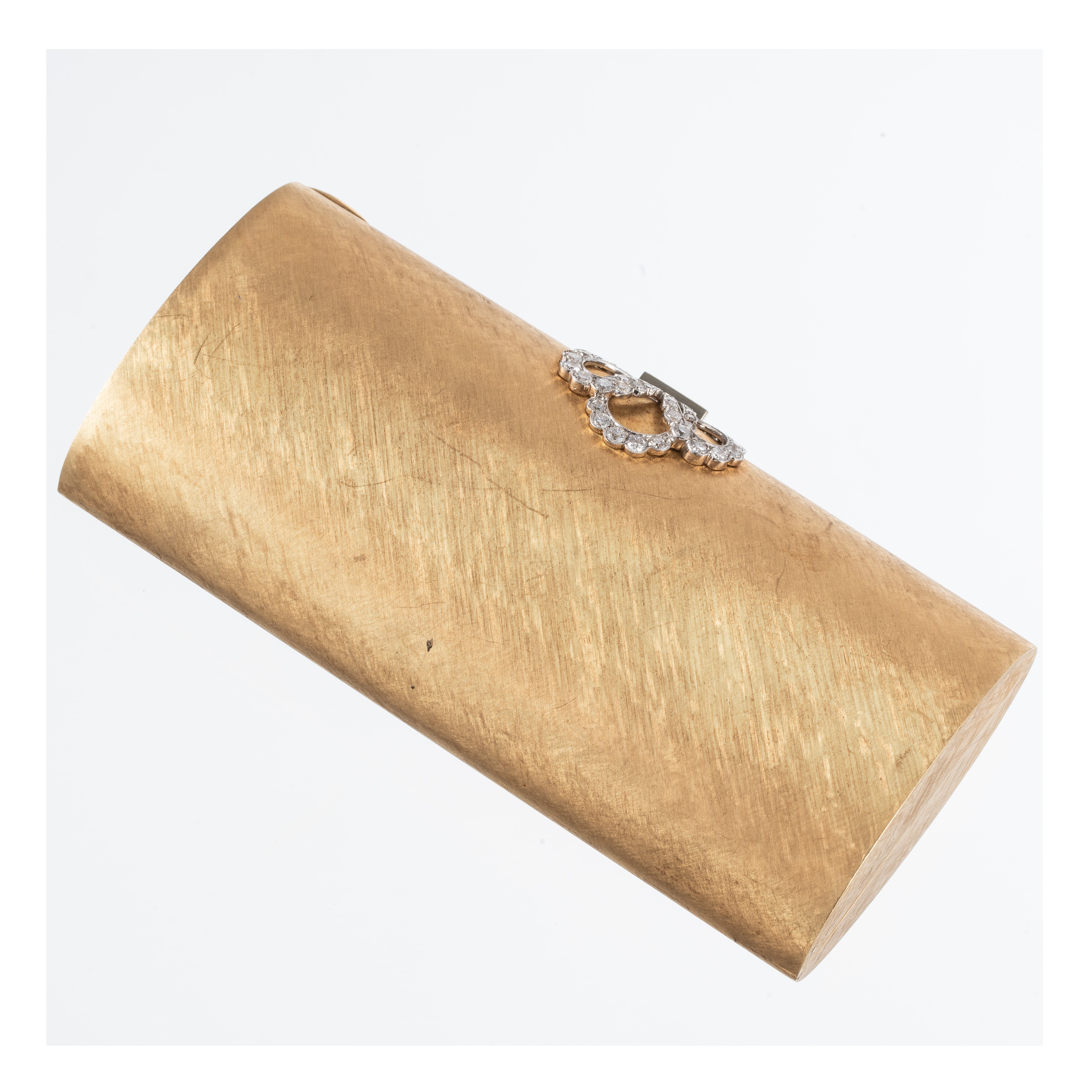 POCHETTE IN ORO 18 KT E DIAMANTI COMPLETA DI PETTINE, SPECCHIO E COMPARTO CIPRIA