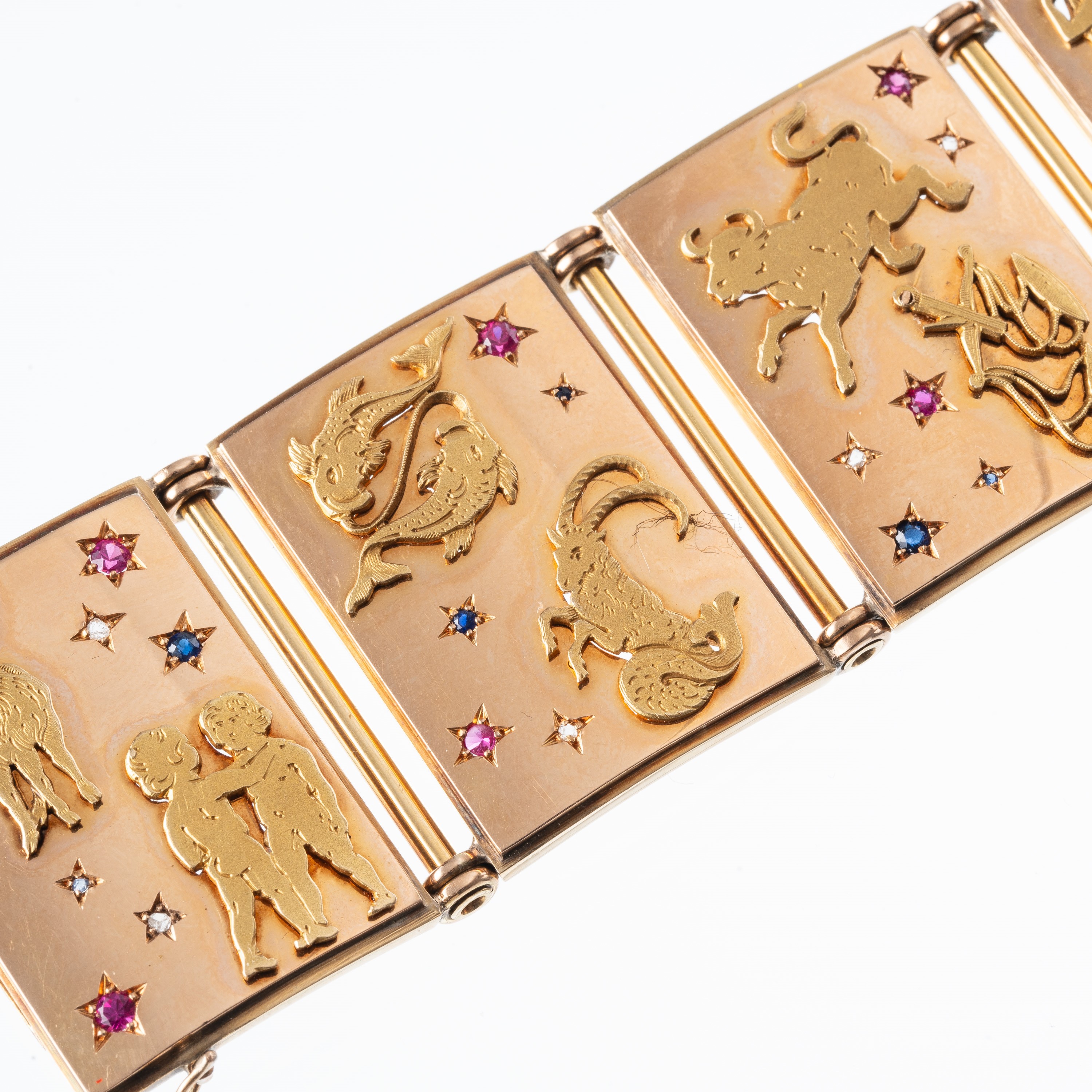BRACCIALE IN ORO 18 KT RAFFIGURANTE I SEGNI DELLO ZODIACO ORNATO DA PICCOLI ZAFFIRI RUBINI E DIAM...
