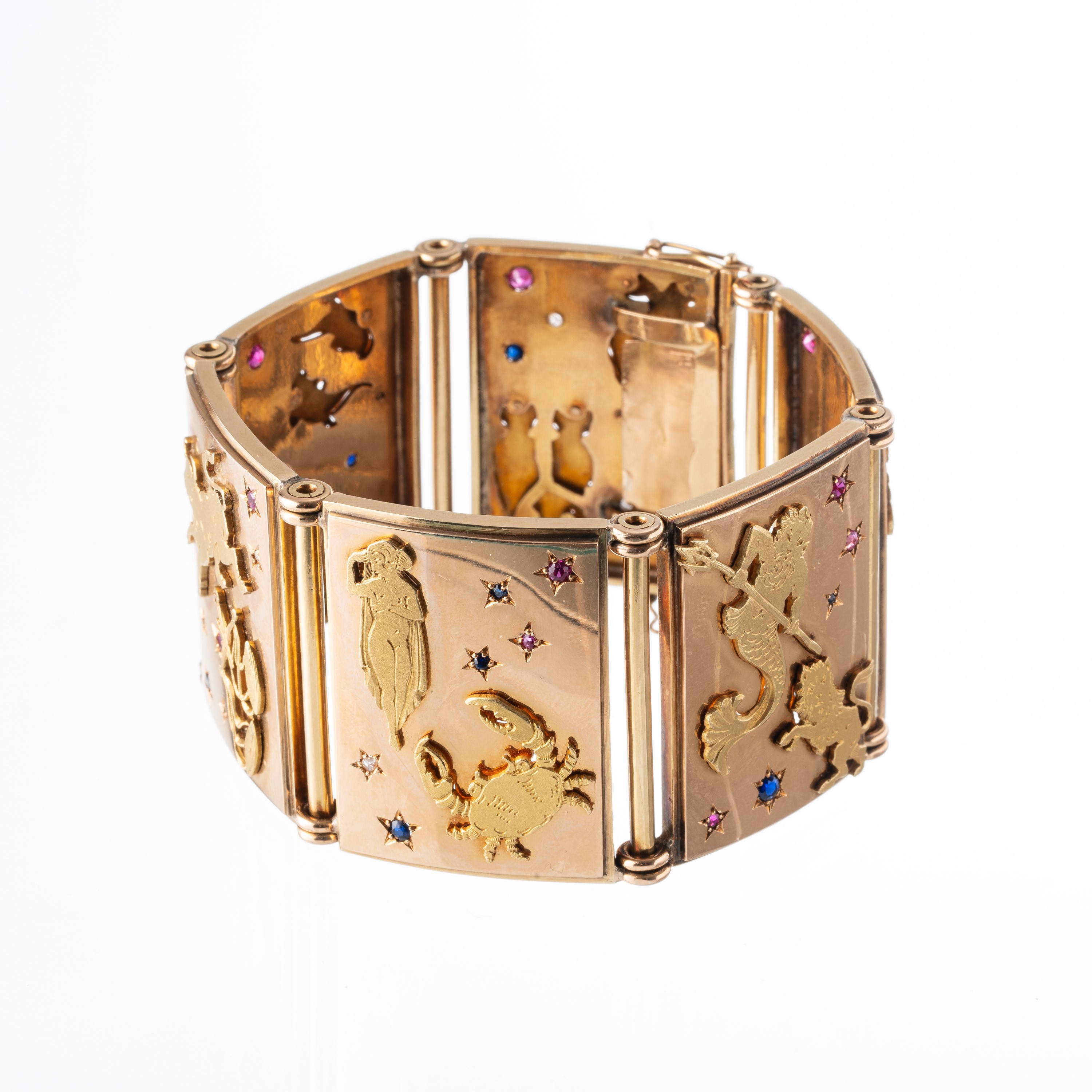 BRACCIALE IN ORO 18 KT RAFFIGURANTE I SEGNI DELLO ZODIACO ORNATO DA PICCOLI ZAFFIRI RUBINI E DIAM...