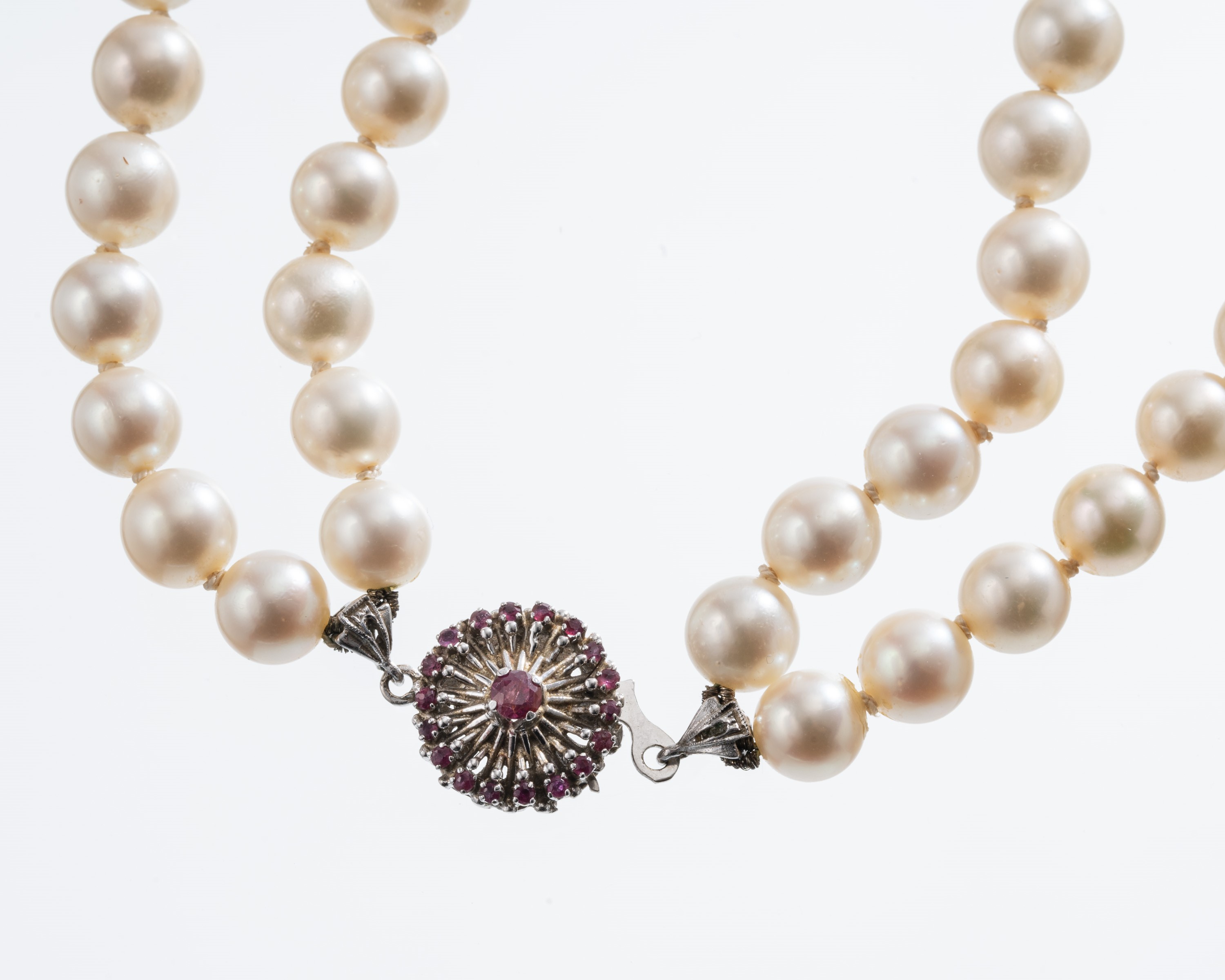 GIROCOLLO IN PERLE DI MARE CON CHIUSURA IN ORO BIANCO 18KT E RUBINI